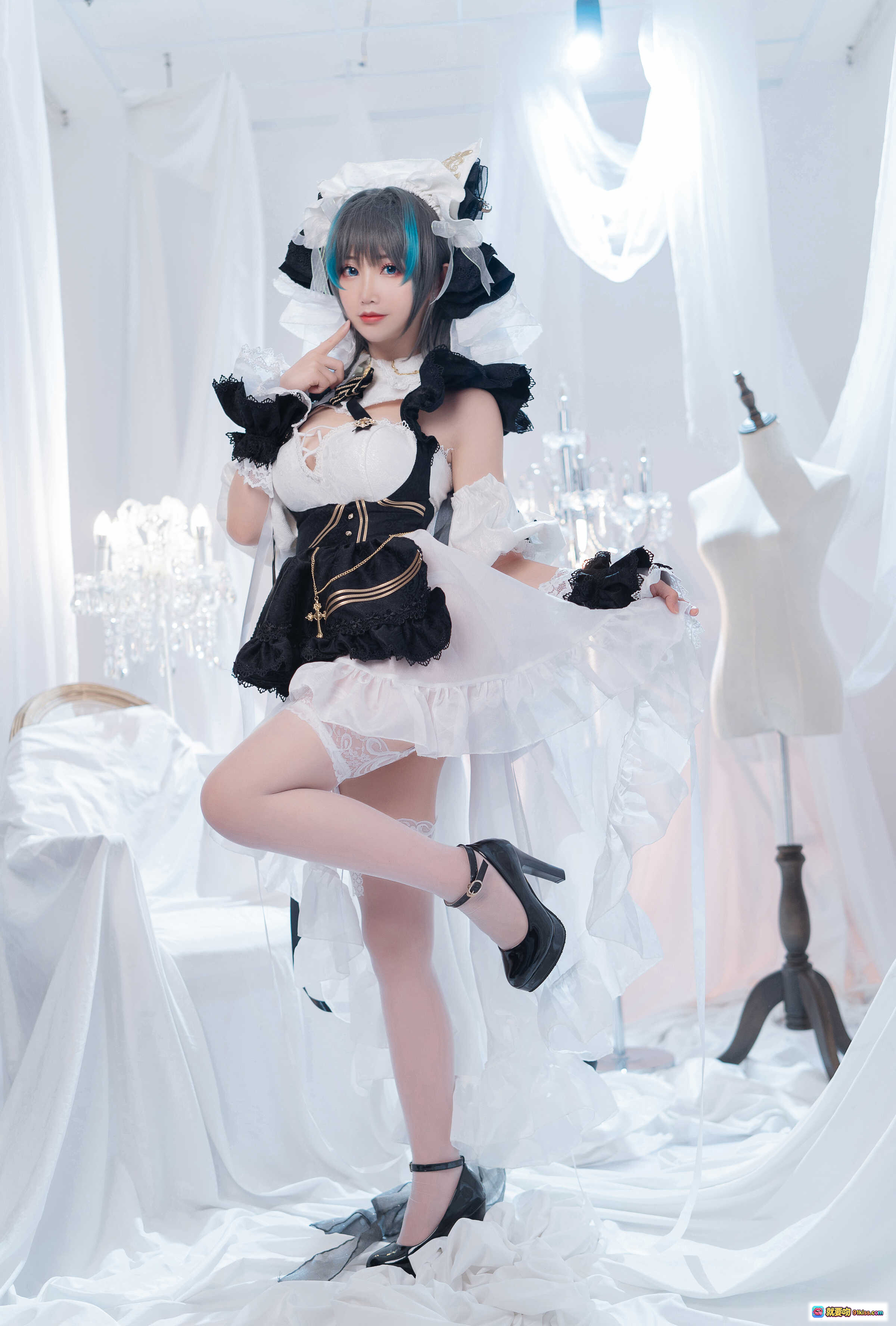 面饼仙儿NO.095柴郡cosplay写真｜黑白色女仆装｜蓝发双马尾｜蕾丝高跟｜室内梦幻布景｜36P高清图集 - 就要吻