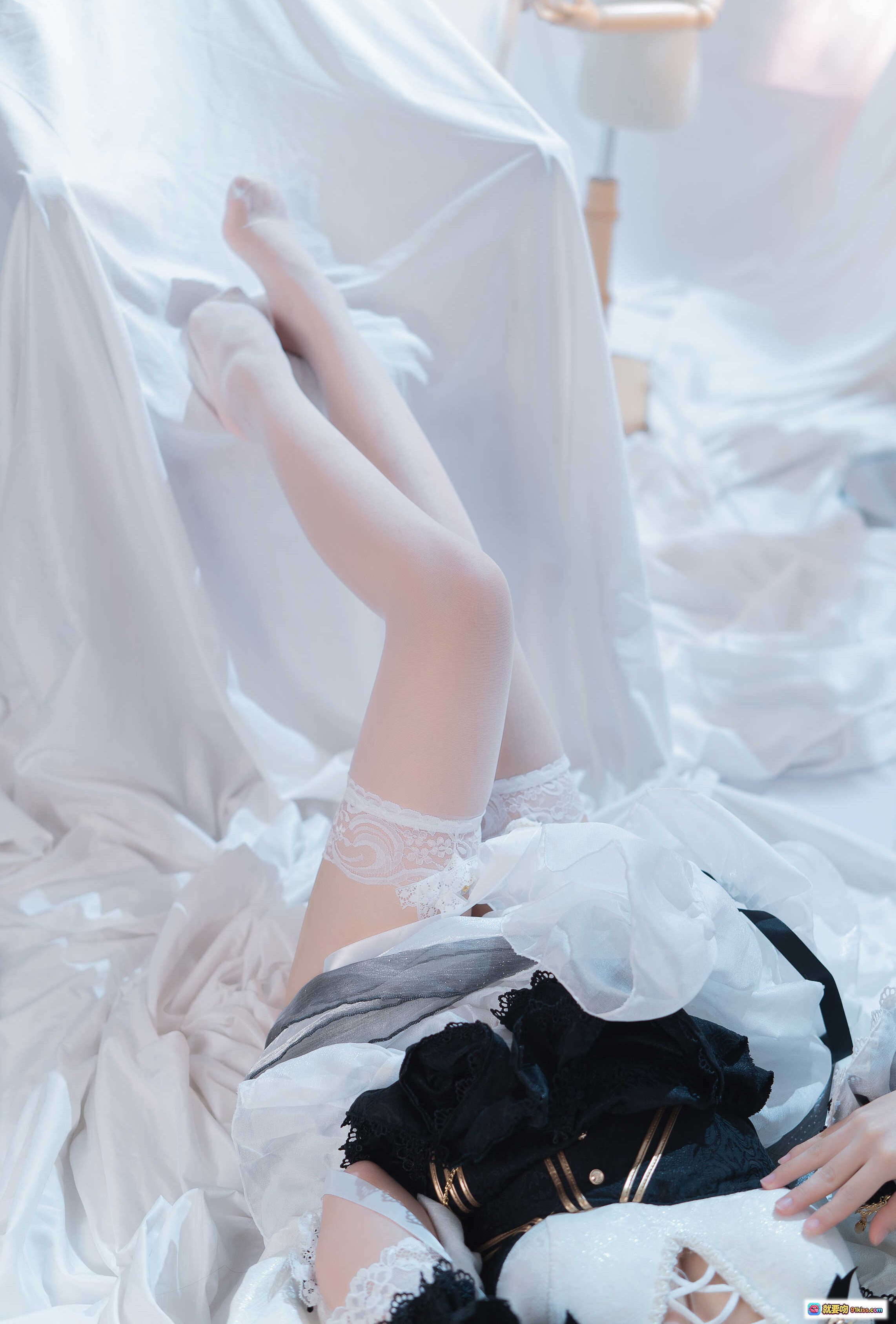 图片[10] - 面饼仙儿NO.095柴郡cosplay写真｜黑白色女仆装｜蓝发双马尾｜蕾丝高跟｜室内梦幻布景｜36P高清图集 - 就要吻