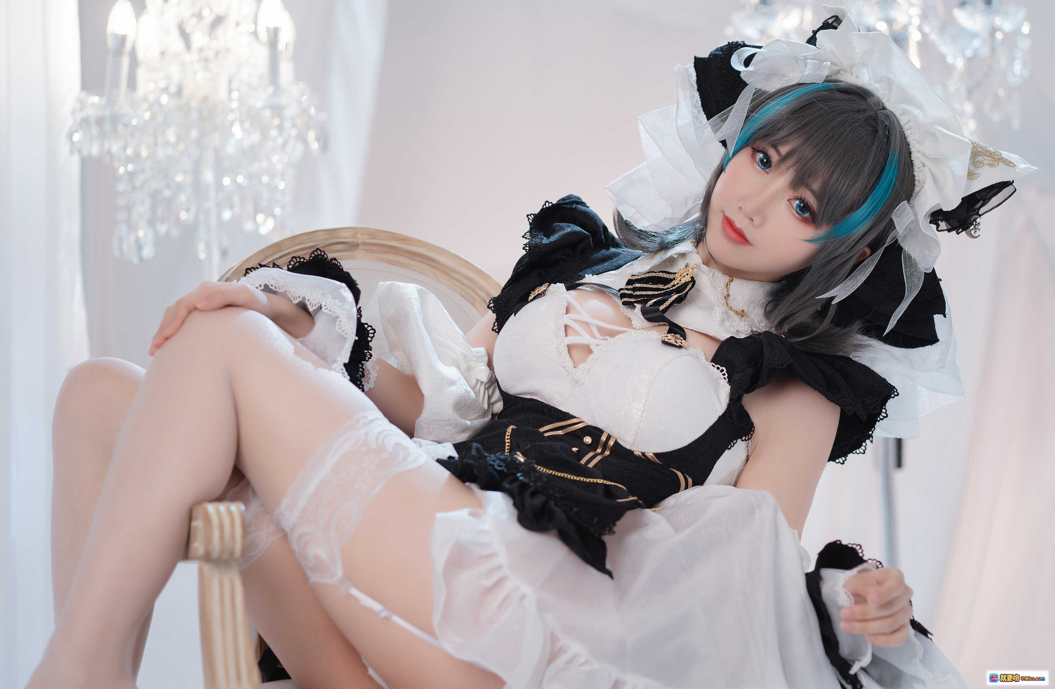 图片[4] - 面饼仙儿NO.095柴郡cosplay写真｜黑白色女仆装｜蓝发双马尾｜蕾丝高跟｜室内梦幻布景｜36P高清图集 - 就要吻