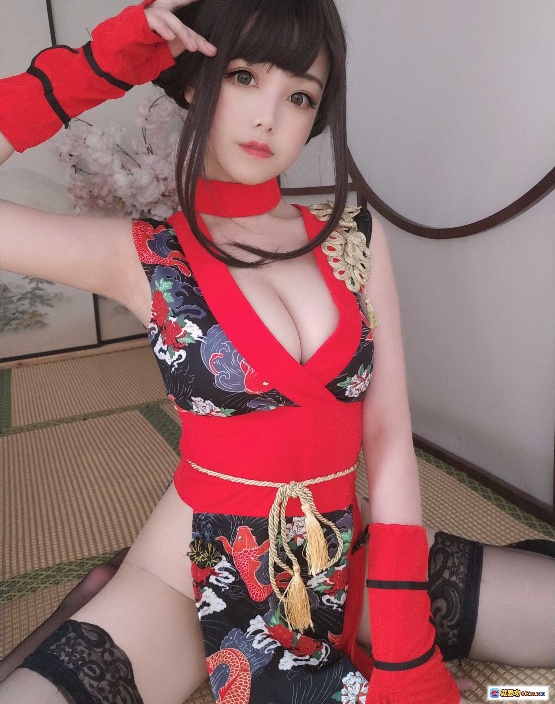 图片[10] - 蜜汁猫裘NO.061红武士Cosplay写真 | 日式和风性感装束 | 红黑配色龙纹设计 | 蕾丝长袜+护腕造型 | 40P高清图集 - 就要吻