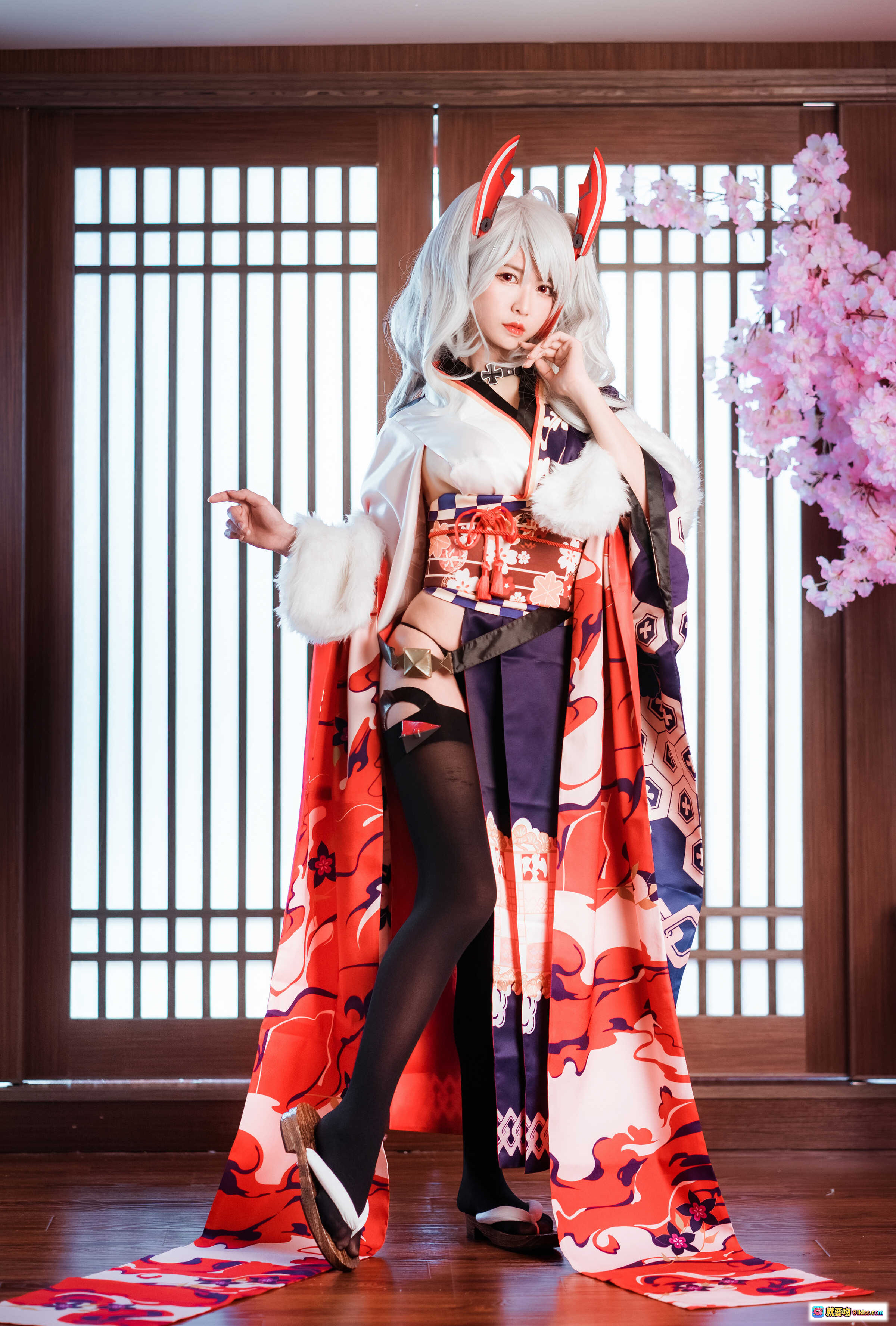 图片[9] - 鳗鱼霏儿NO.050欧根亲王Cosplay写真｜和风日式榻榻米场景｜银发兔耳造型｜红白和服黑丝美腿｜精致妆容与花伞道具 - 就要吻