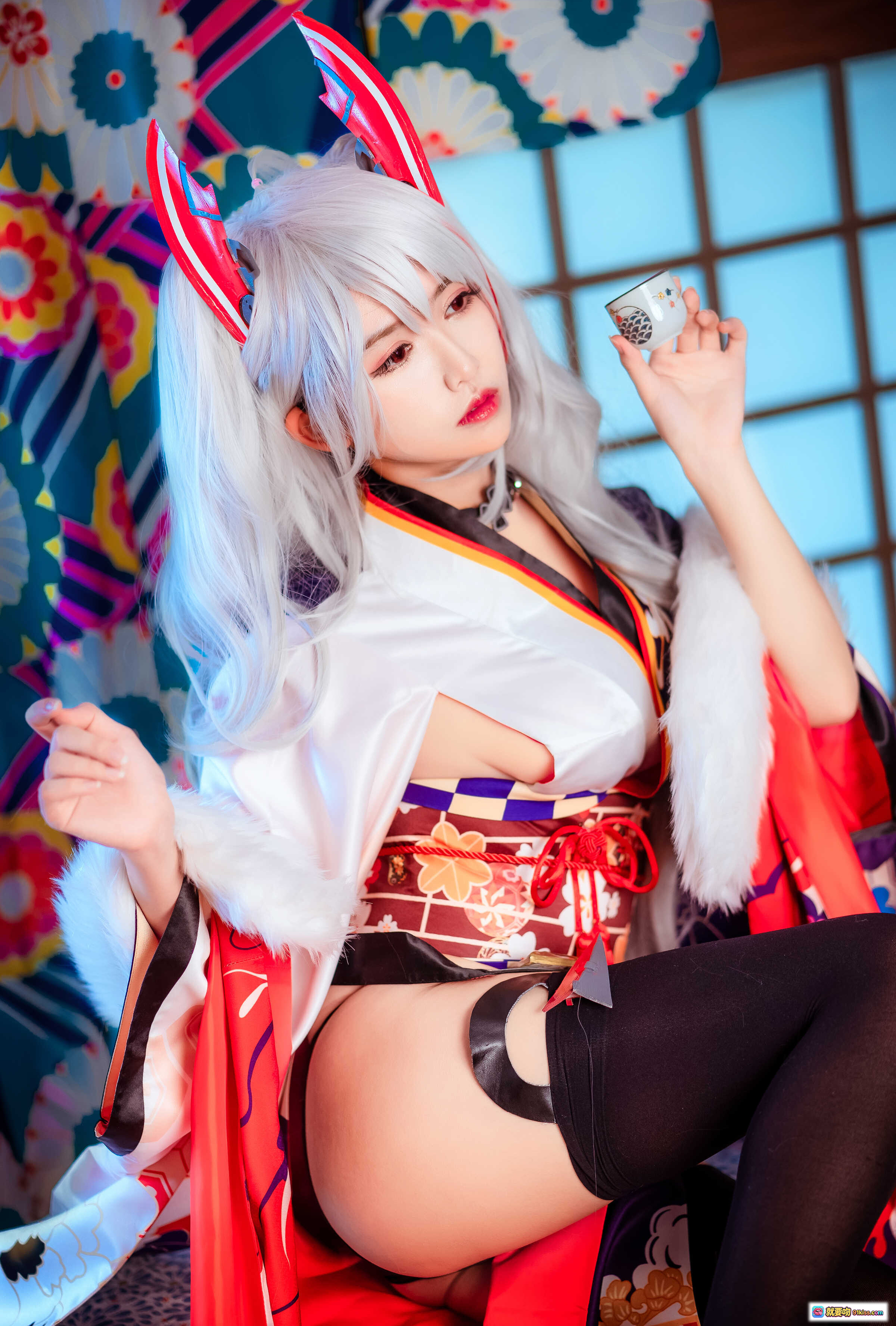 图片[5] - 鳗鱼霏儿NO.050欧根亲王Cosplay写真｜和风日式榻榻米场景｜银发兔耳造型｜红白和服黑丝美腿｜精致妆容与花伞道具 - 就要吻