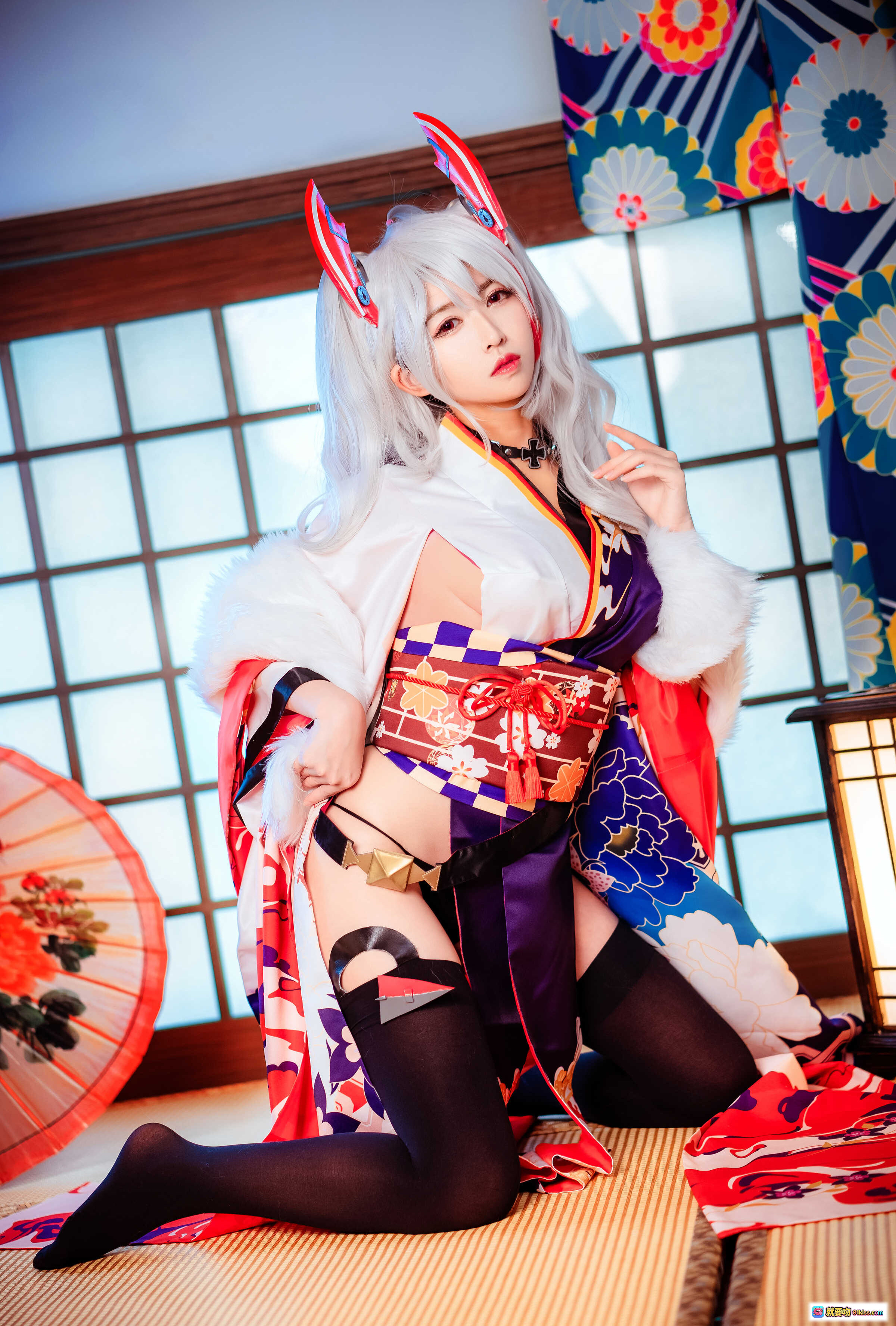 图片[6] - 鳗鱼霏儿NO.050欧根亲王Cosplay写真｜和风日式榻榻米场景｜银发兔耳造型｜红白和服黑丝美腿｜精致妆容与花伞道具 - 就要吻