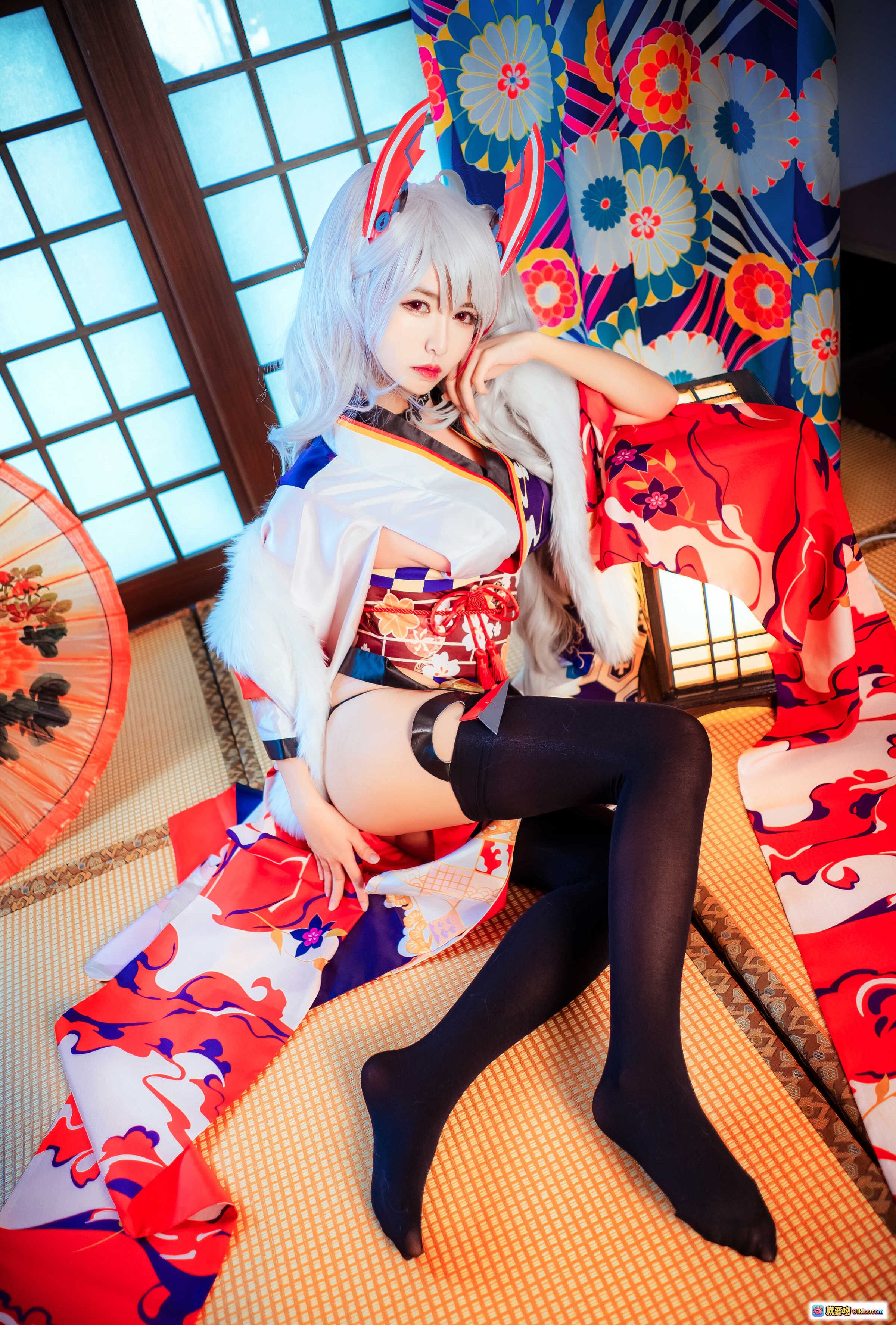鳗鱼霏儿NO.050欧根亲王Cosplay写真｜和风日式榻榻米场景｜银发兔耳造型｜红白和服黑丝美腿｜精致妆容与花伞道具 - 就要吻