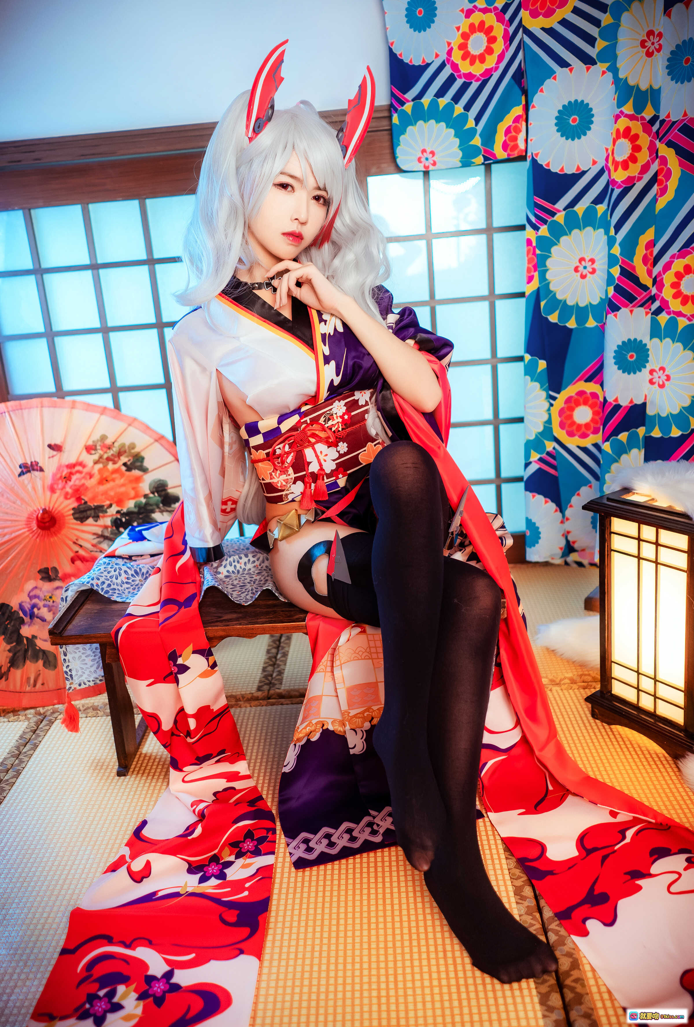 图片[2] - 鳗鱼霏儿NO.050欧根亲王Cosplay写真｜和风日式榻榻米场景｜银发兔耳造型｜红白和服黑丝美腿｜精致妆容与花伞道具 - 就要吻