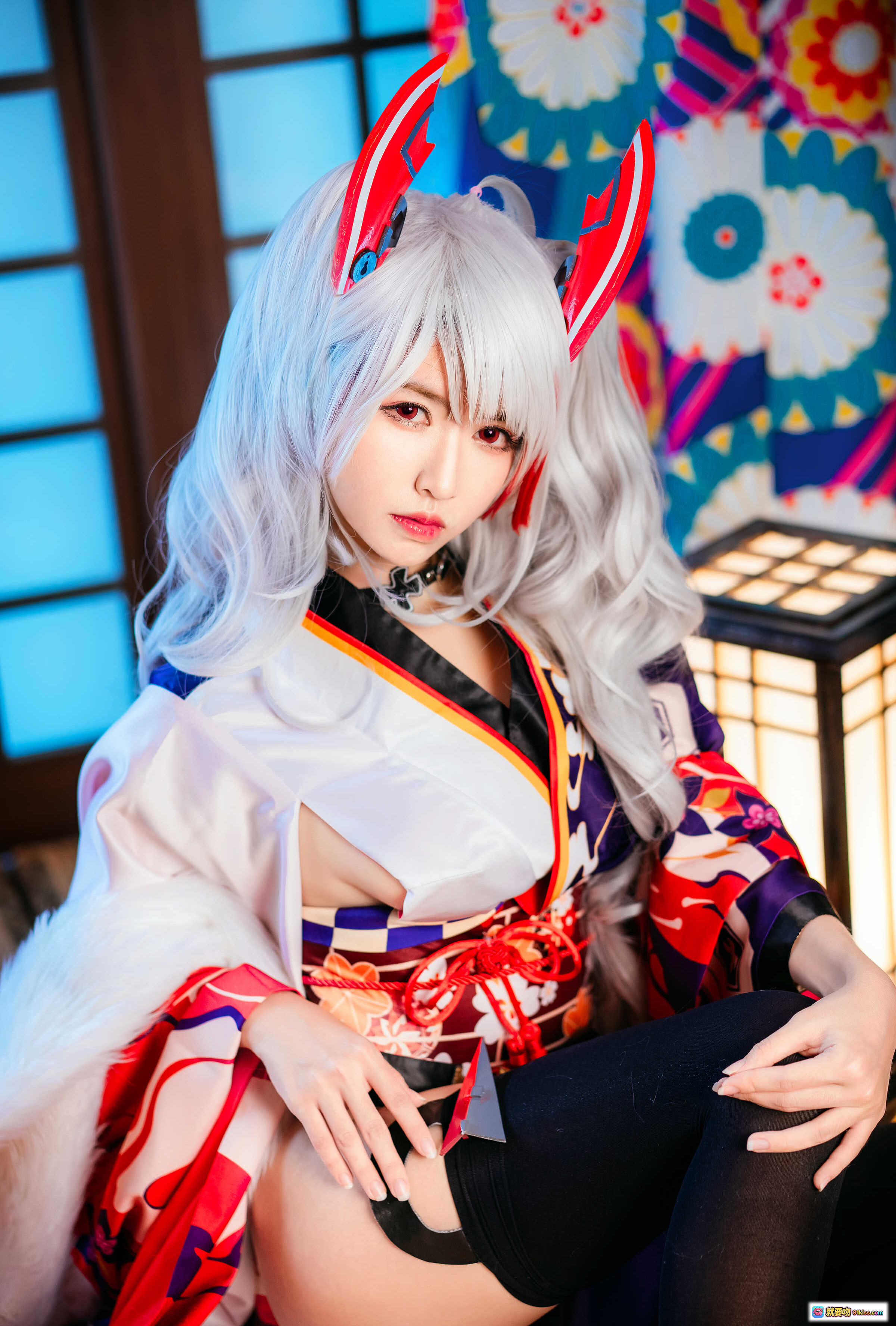 图片[10] - 鳗鱼霏儿NO.050欧根亲王Cosplay写真｜和风日式榻榻米场景｜银发兔耳造型｜红白和服黑丝美腿｜精致妆容与花伞道具 - 就要吻