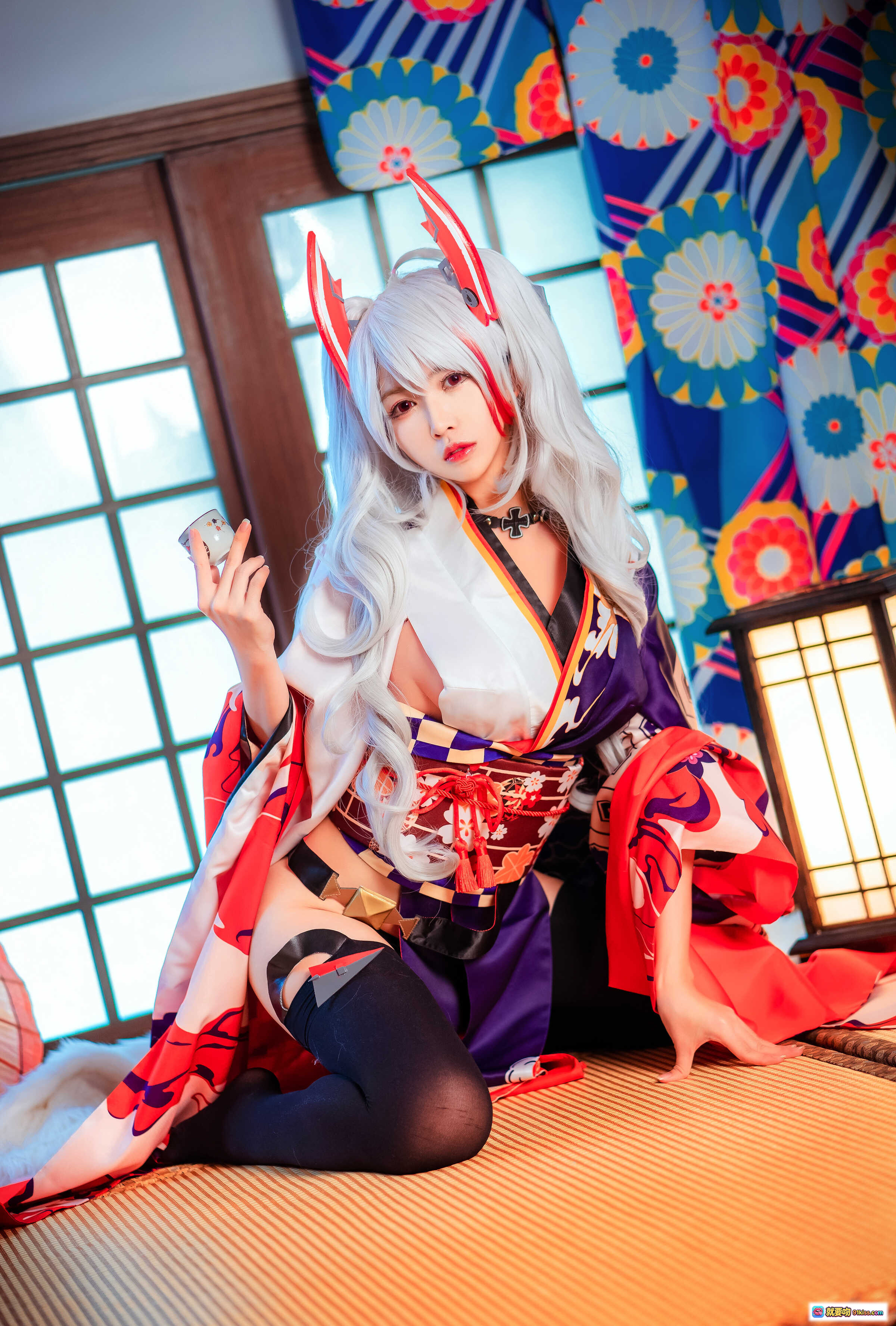 图片[3] - 鳗鱼霏儿NO.050欧根亲王Cosplay写真｜和风日式榻榻米场景｜银发兔耳造型｜红白和服黑丝美腿｜精致妆容与花伞道具 - 就要吻
