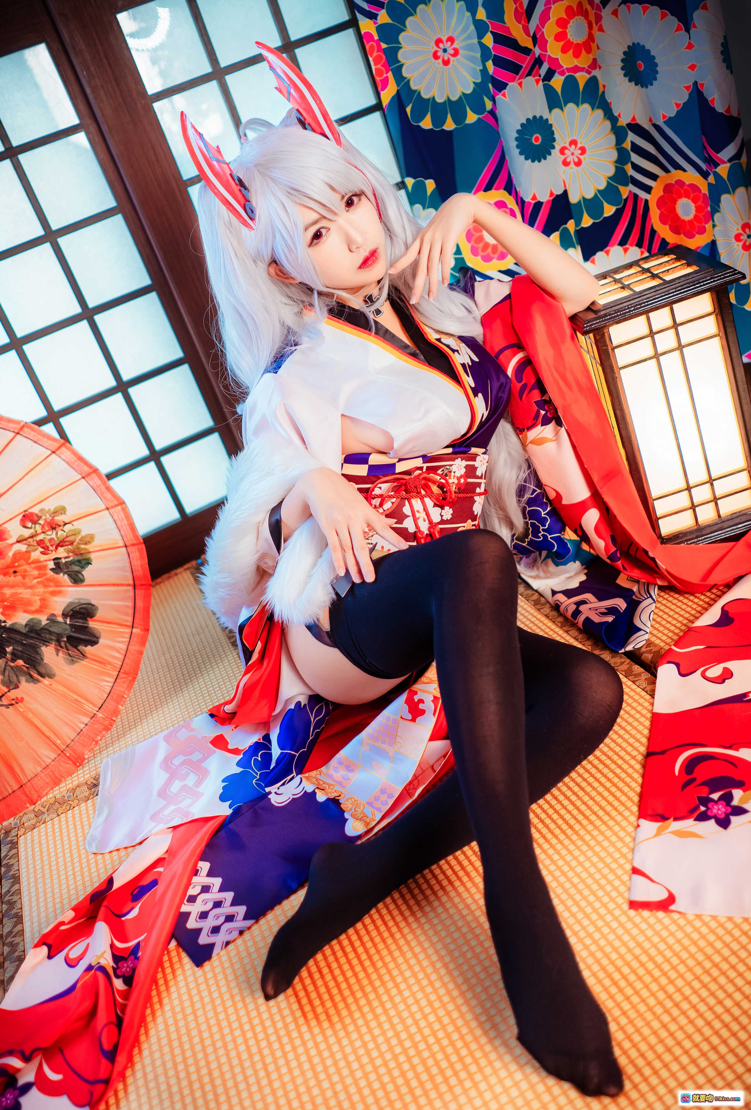 图片[8] - 鳗鱼霏儿NO.050欧根亲王Cosplay写真｜和风日式榻榻米场景｜银发兔耳造型｜红白和服黑丝美腿｜精致妆容与花伞道具 - 就要吻