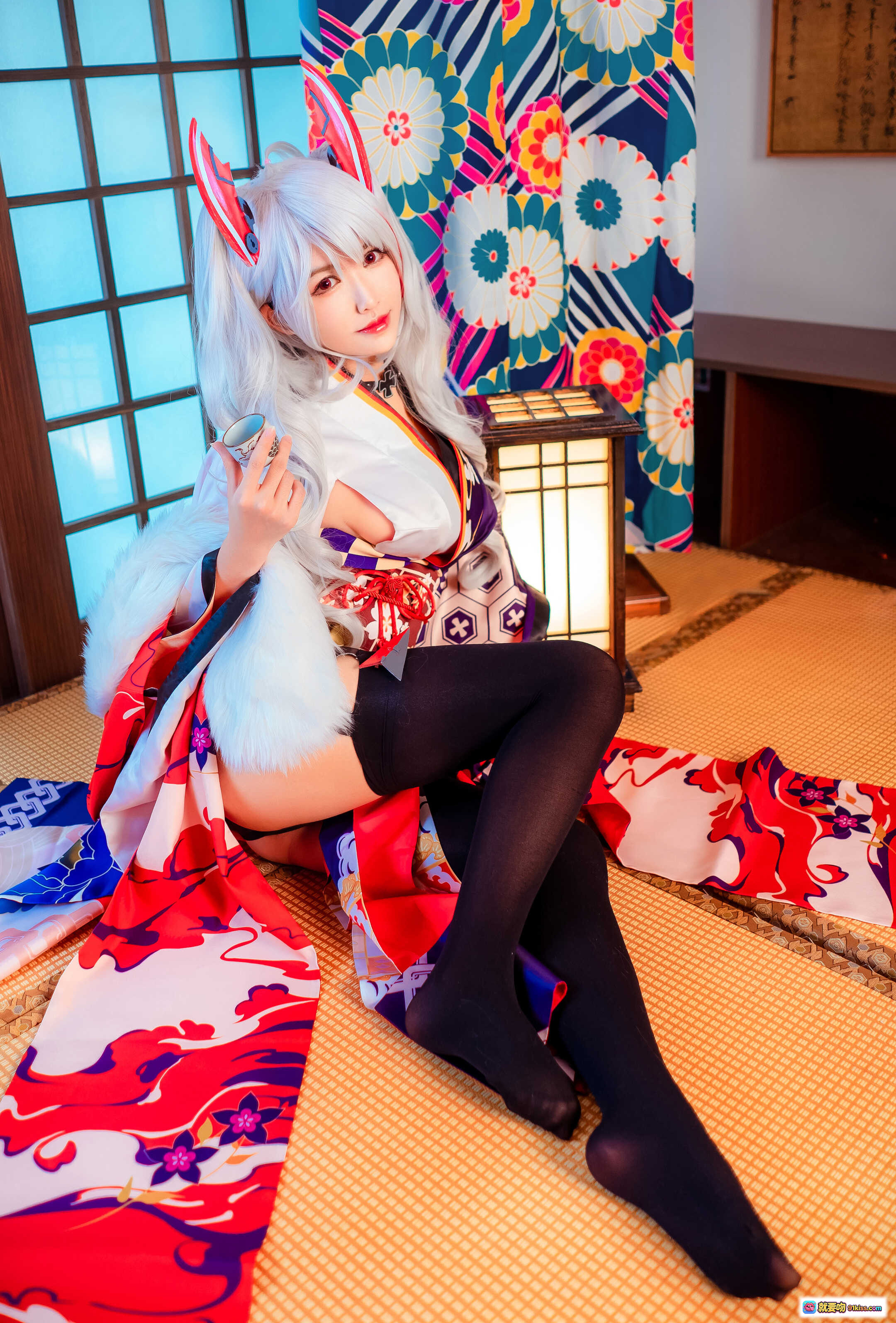 图片[4] - 鳗鱼霏儿NO.050欧根亲王Cosplay写真｜和风日式榻榻米场景｜银发兔耳造型｜红白和服黑丝美腿｜精致妆容与花伞道具 - 就要吻