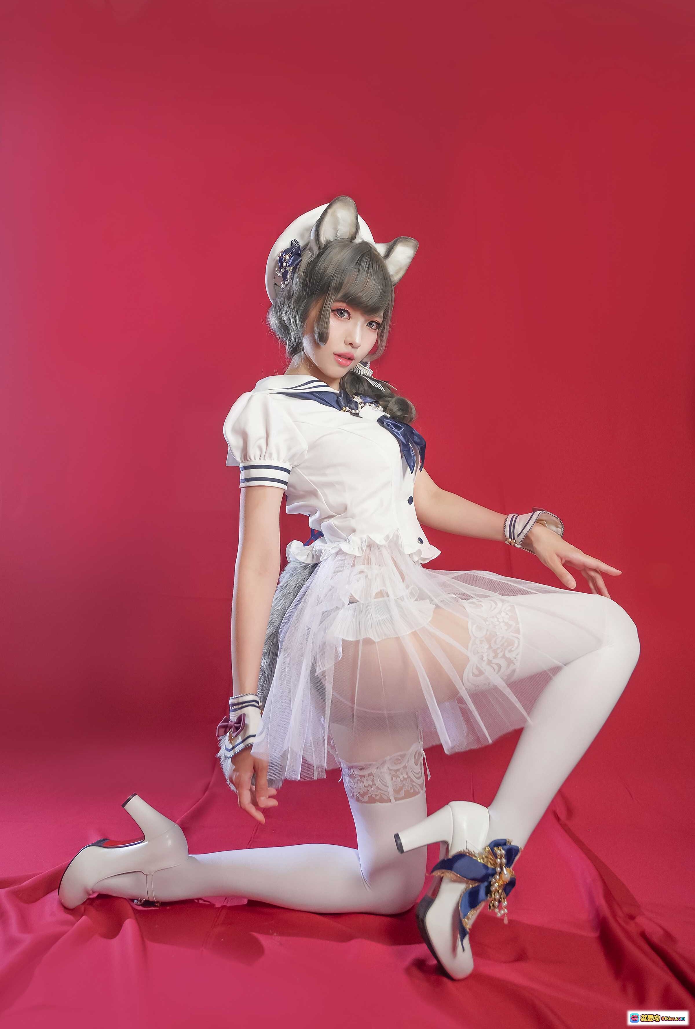 图片[6] - ElyEE子 NO.048 猫耳女仆装Cosplay 白色蕾丝裙+蓝蝴蝶结+VBR07船桨道具 红背景写真美图 - 就要吻