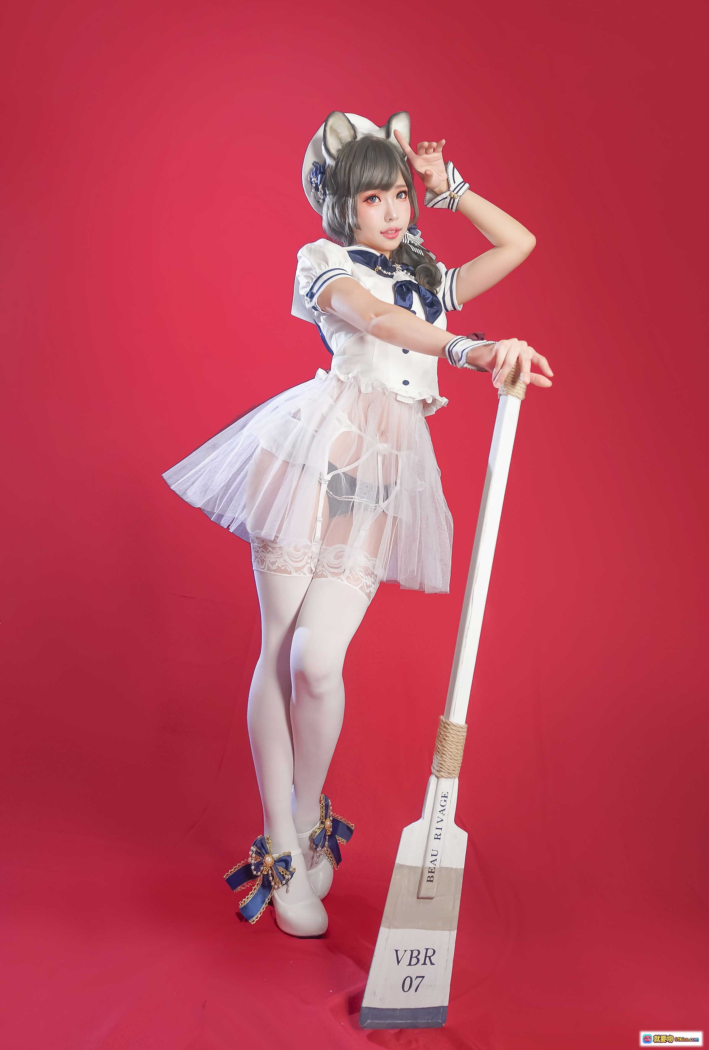 ElyEE子 NO.048 猫耳女仆装Cosplay 白色蕾丝裙+蓝蝴蝶结+VBR07船桨道具 红背景写真美图 - 就要吻