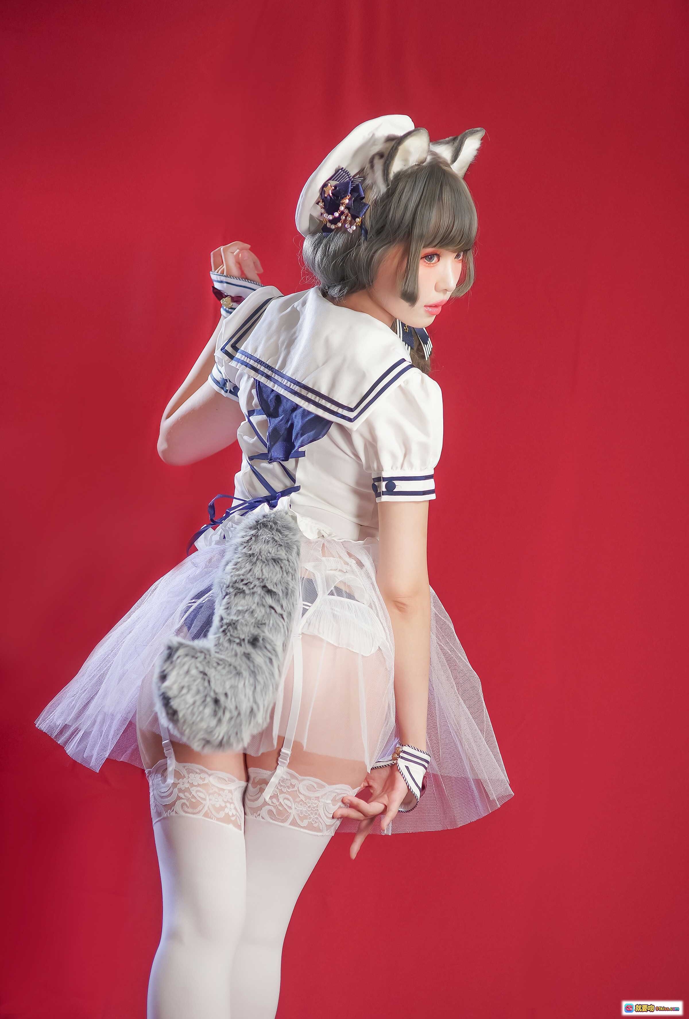 图片[3] - ElyEE子 NO.048 猫耳女仆装Cosplay 白色蕾丝裙+蓝蝴蝶结+VBR07船桨道具 红背景写真美图 - 就要吻