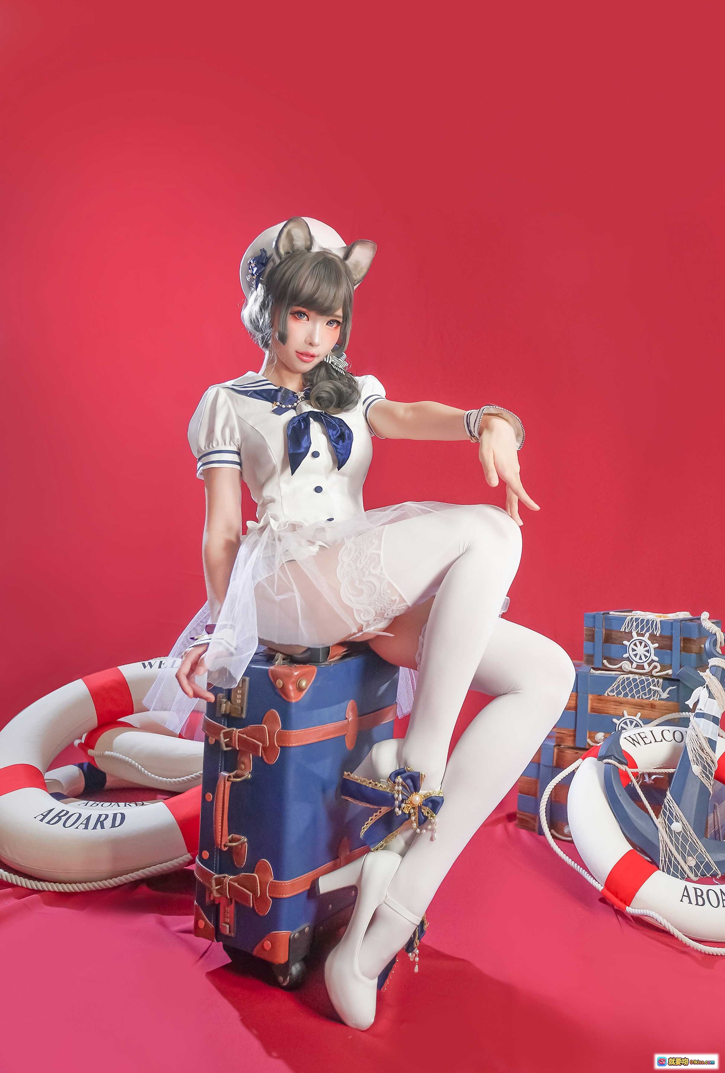 图片[9] - ElyEE子 NO.048 猫耳女仆装Cosplay 白色蕾丝裙+蓝蝴蝶结+VBR07船桨道具 红背景写真美图 - 就要吻