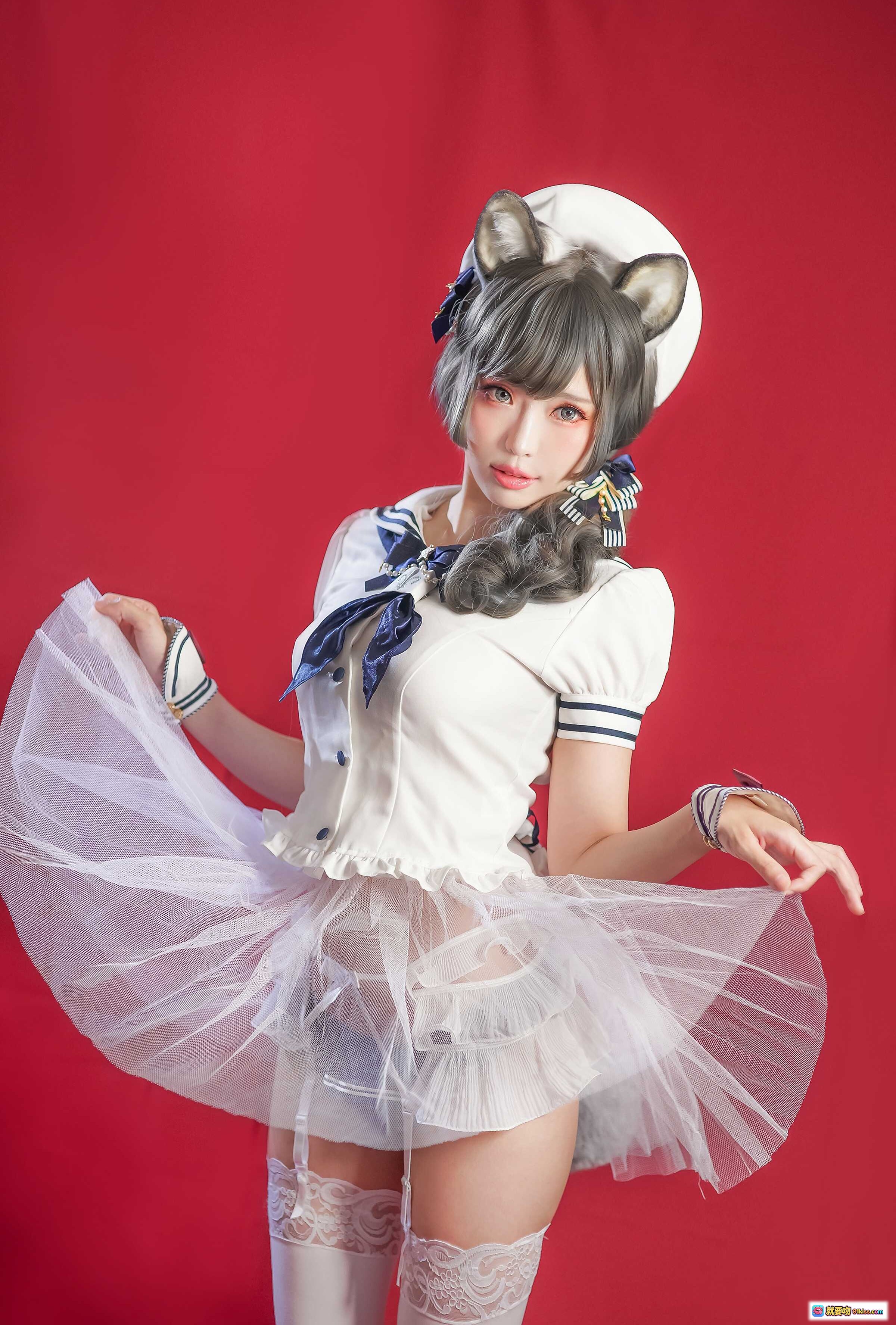 图片[2] - ElyEE子 NO.048 猫耳女仆装Cosplay 白色蕾丝裙+蓝蝴蝶结+VBR07船桨道具 红背景写真美图 - 就要吻