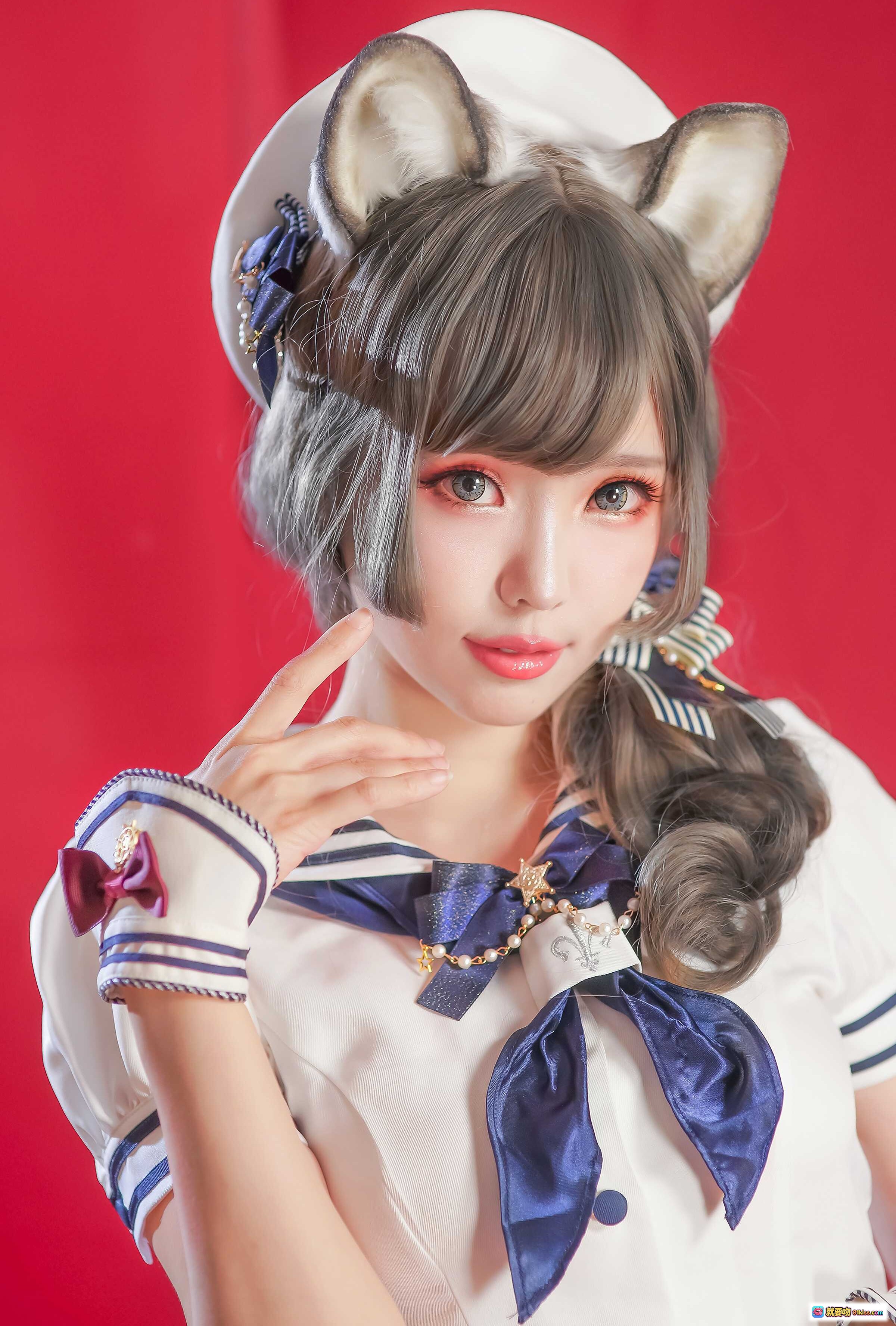 图片[8] - ElyEE子 NO.048 猫耳女仆装Cosplay 白色蕾丝裙+蓝蝴蝶结+VBR07船桨道具 红背景写真美图 - 就要吻