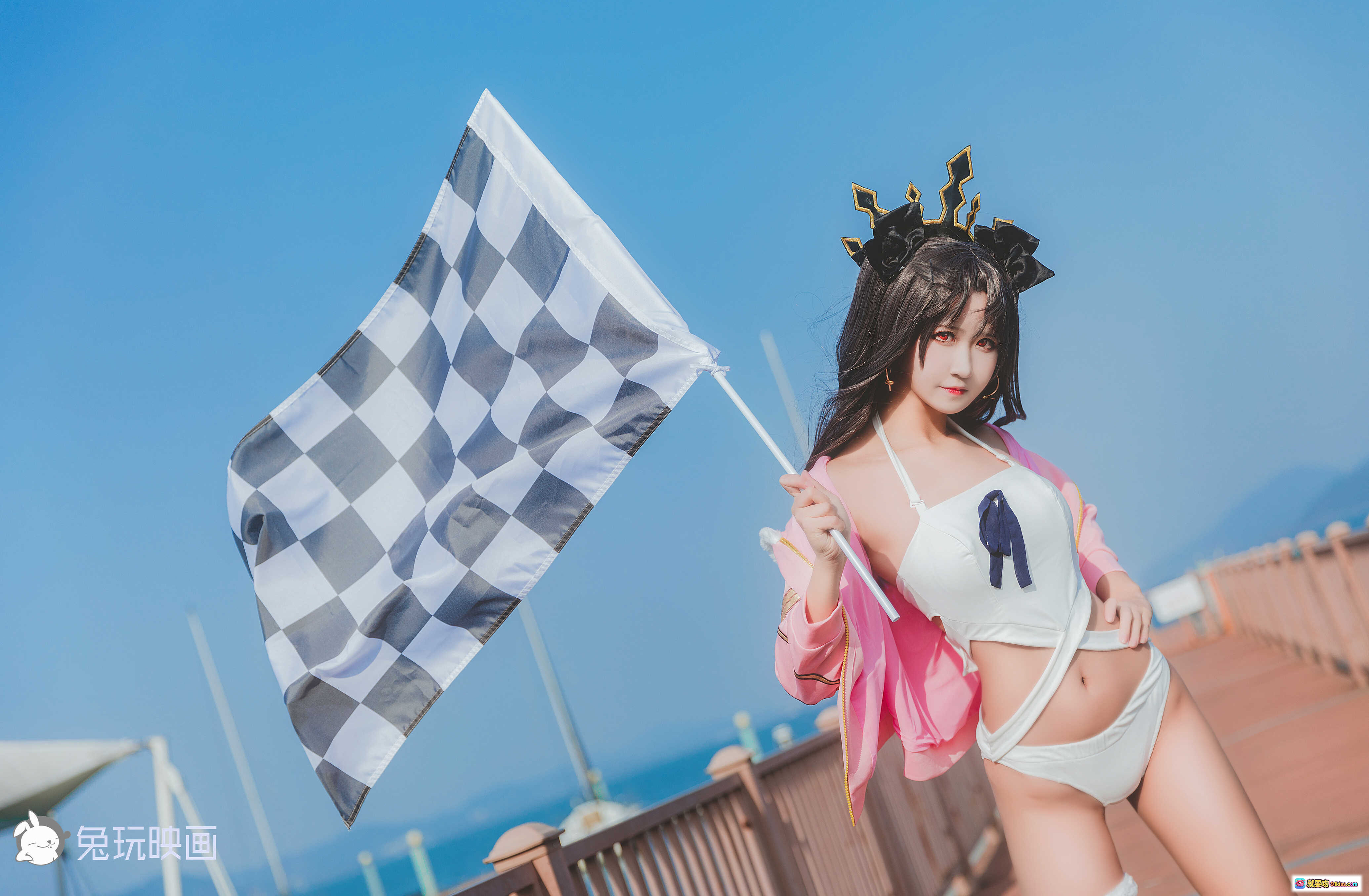 图片[1] - 三度_69 NO.011 泳装凛 Cosplay 美女手持方格旗 海边写真 42P高清图集 - 就要吻