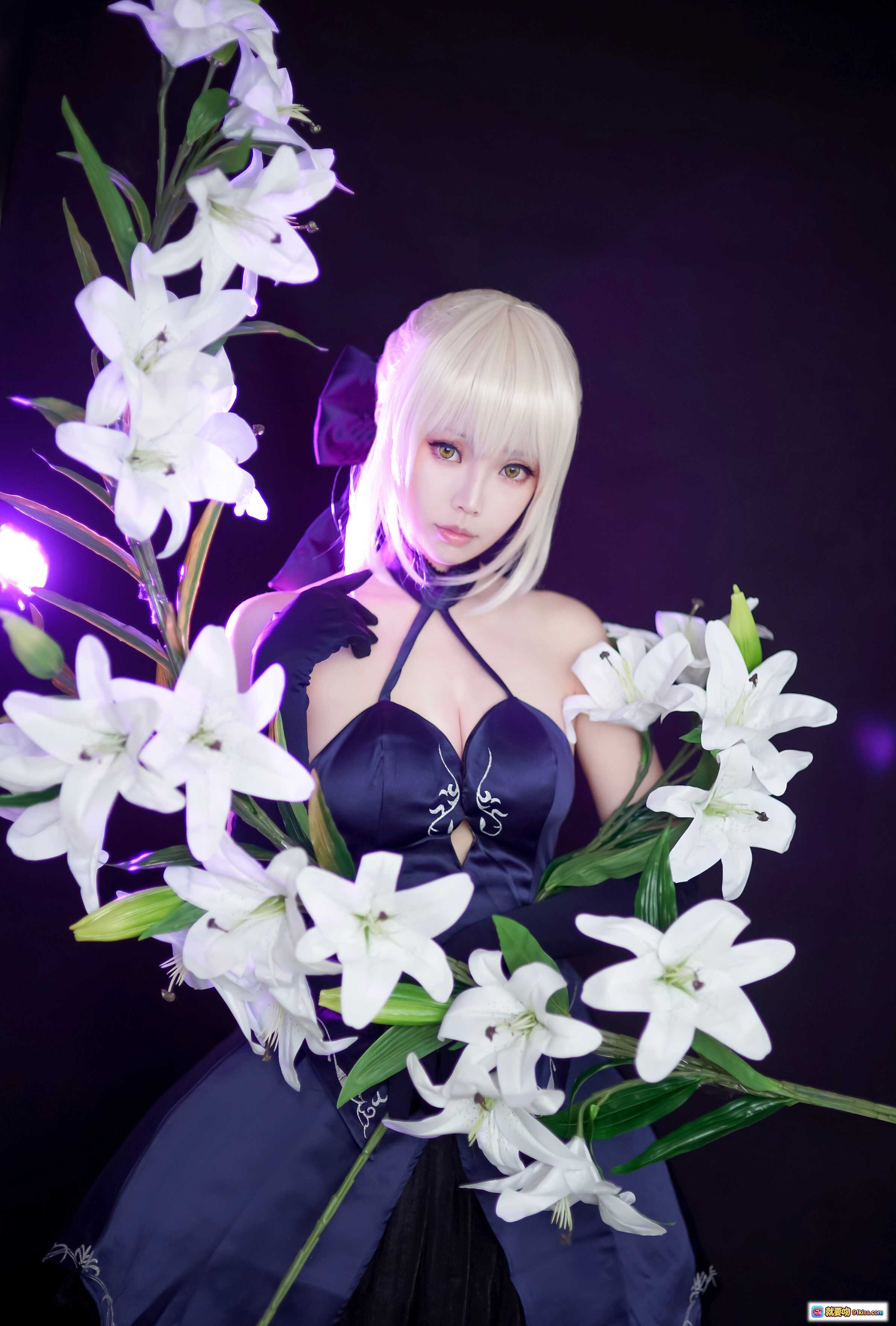 图片[1] - ElyEE子NO.035 黑色礼服cosplay 白发少女 百合花环绕 紫光氛围感写真 精致妆容 优雅姿势 二次元角色扮演 - 就要吻