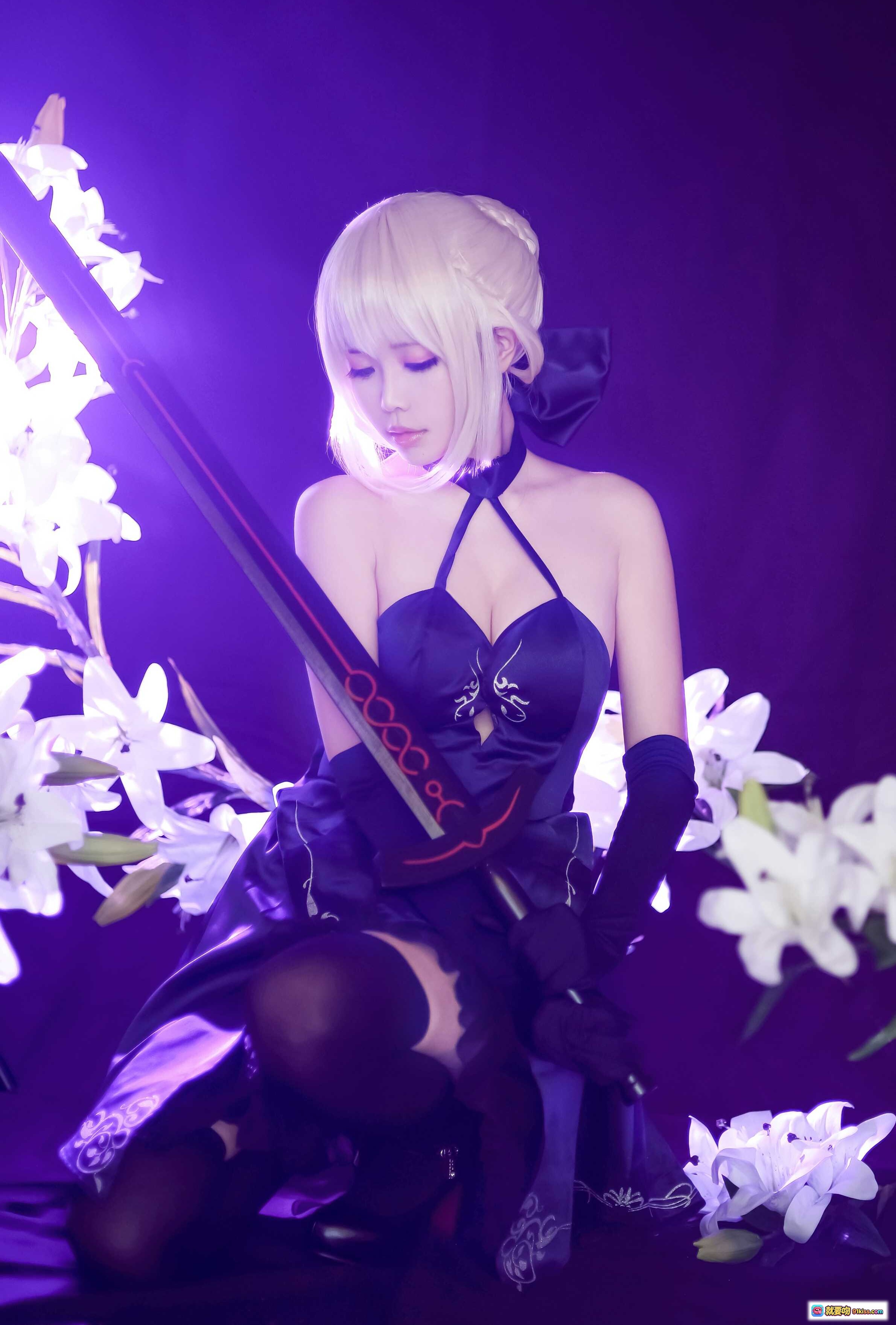 图片[4] - ElyEE子NO.035 黑色礼服cosplay 白发少女 百合花环绕 紫光氛围感写真 精致妆容 优雅姿势 二次元角色扮演 - 就要吻