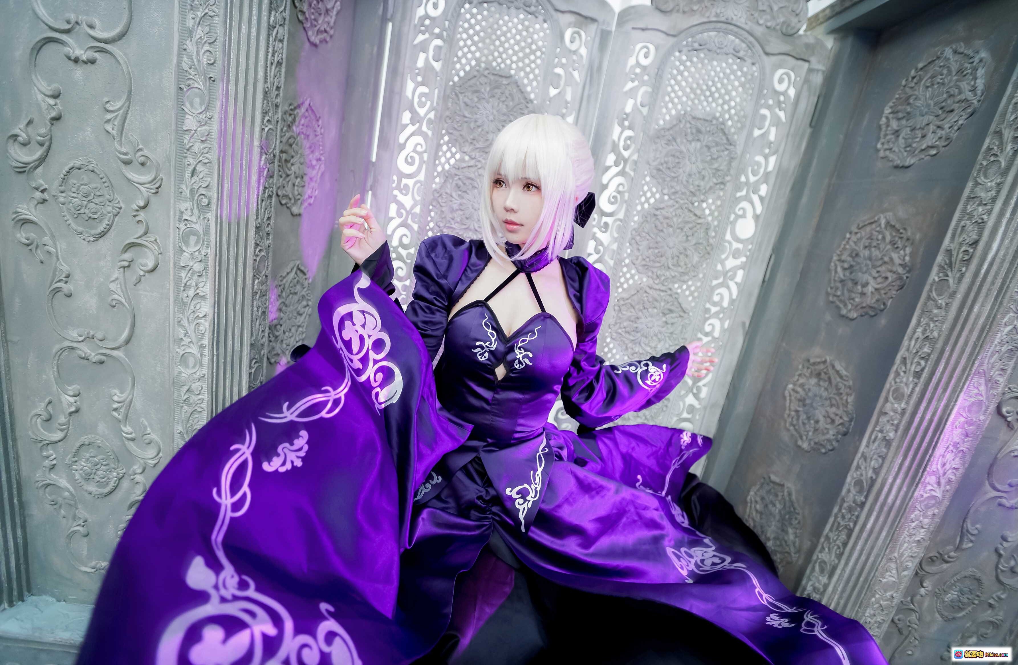 图片[2] - ElyEE子NO.035 黑色礼服cosplay 白发少女 百合花环绕 紫光氛围感写真 精致妆容 优雅姿势 二次元角色扮演 - 就要吻