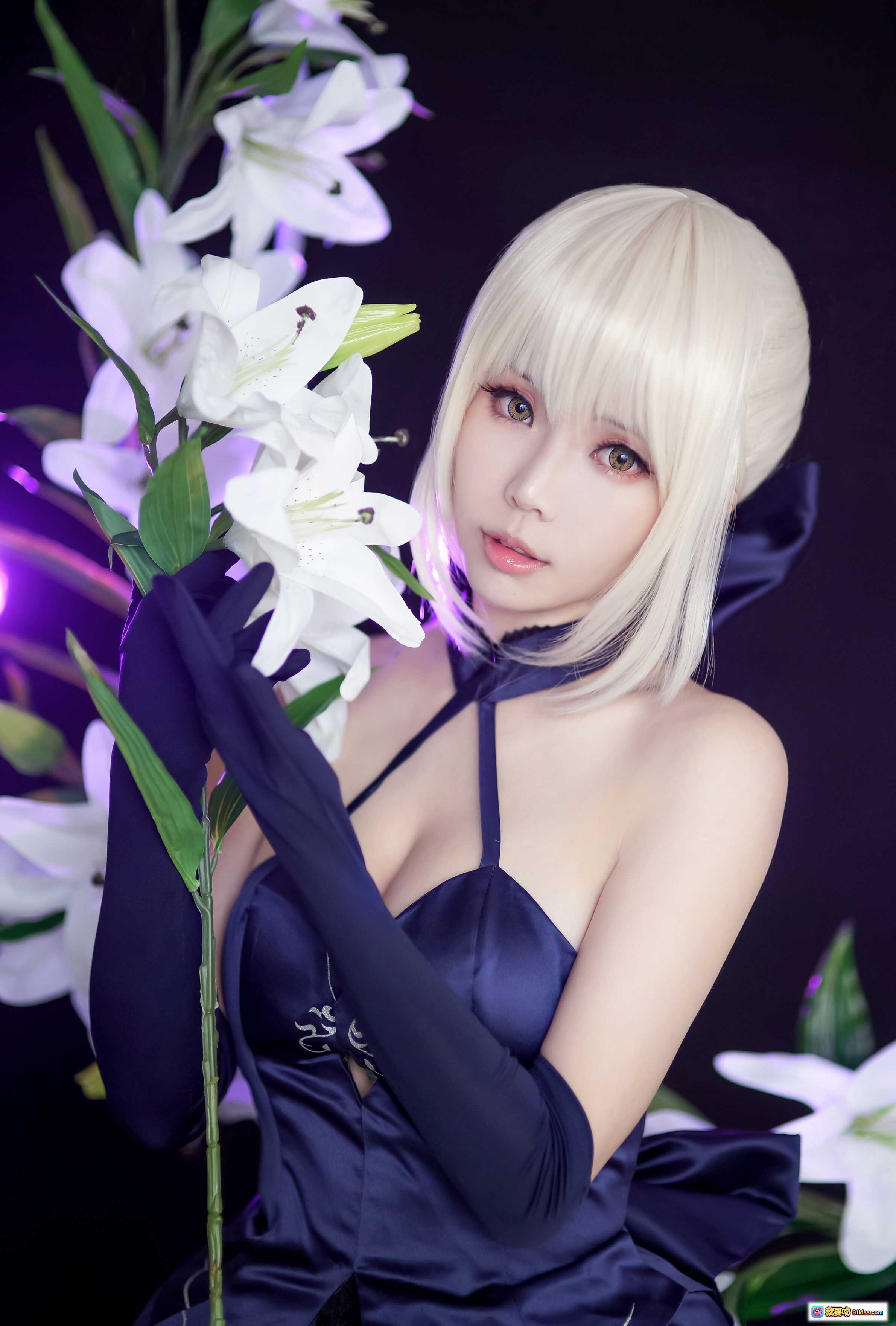 图片[9] - ElyEE子NO.035 黑色礼服cosplay 白发少女 百合花环绕 紫光氛围感写真 精致妆容 优雅姿势 二次元角色扮演 - 就要吻