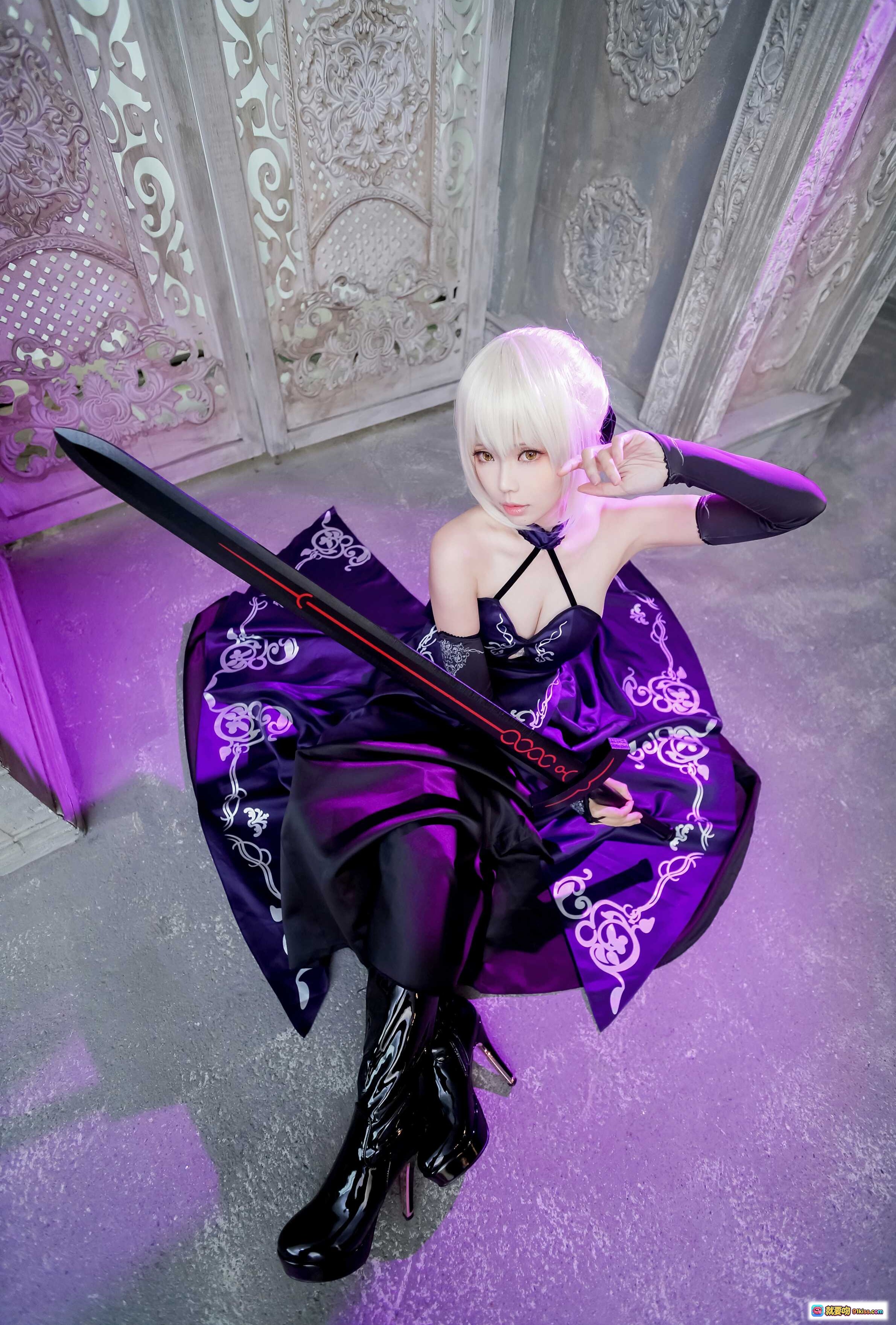 图片[10] - ElyEE子NO.035 黑色礼服cosplay 白发少女 百合花环绕 紫光氛围感写真 精致妆容 优雅姿势 二次元角色扮演 - 就要吻