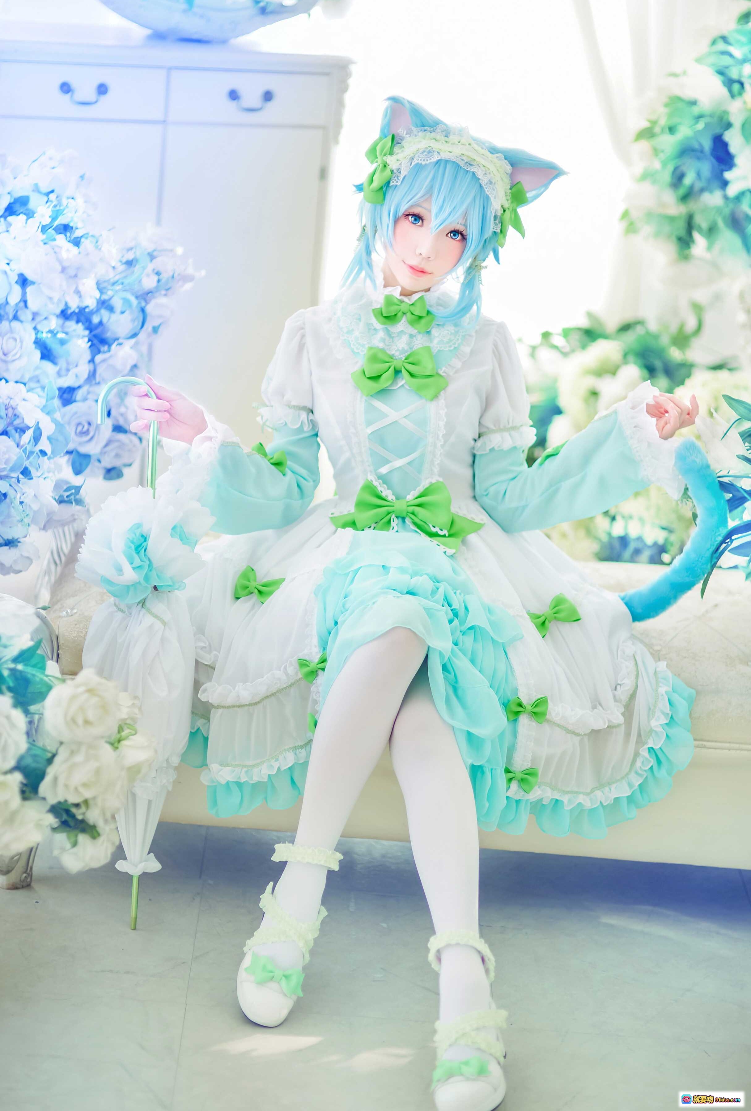 图片[3] - ElyEE子NO.012蓝发猫耳少女花海写真·清新洛丽塔风·窗边柔光摄影·梦幻白蓝花卉场景 - 就要吻