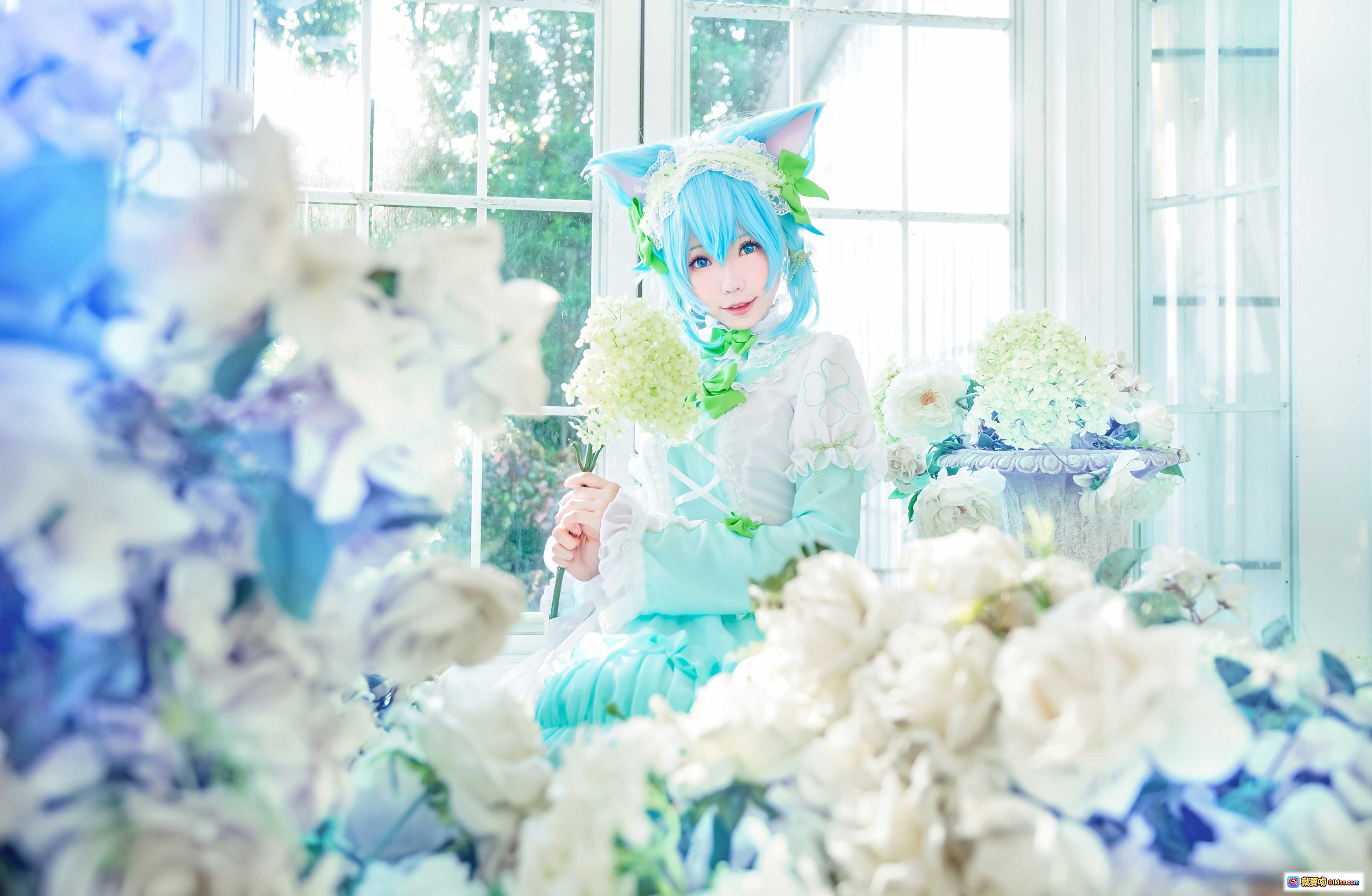 图片[1] - ElyEE子NO.012蓝发猫耳少女花海写真·清新洛丽塔风·窗边柔光摄影·梦幻白蓝花卉场景 - 就要吻