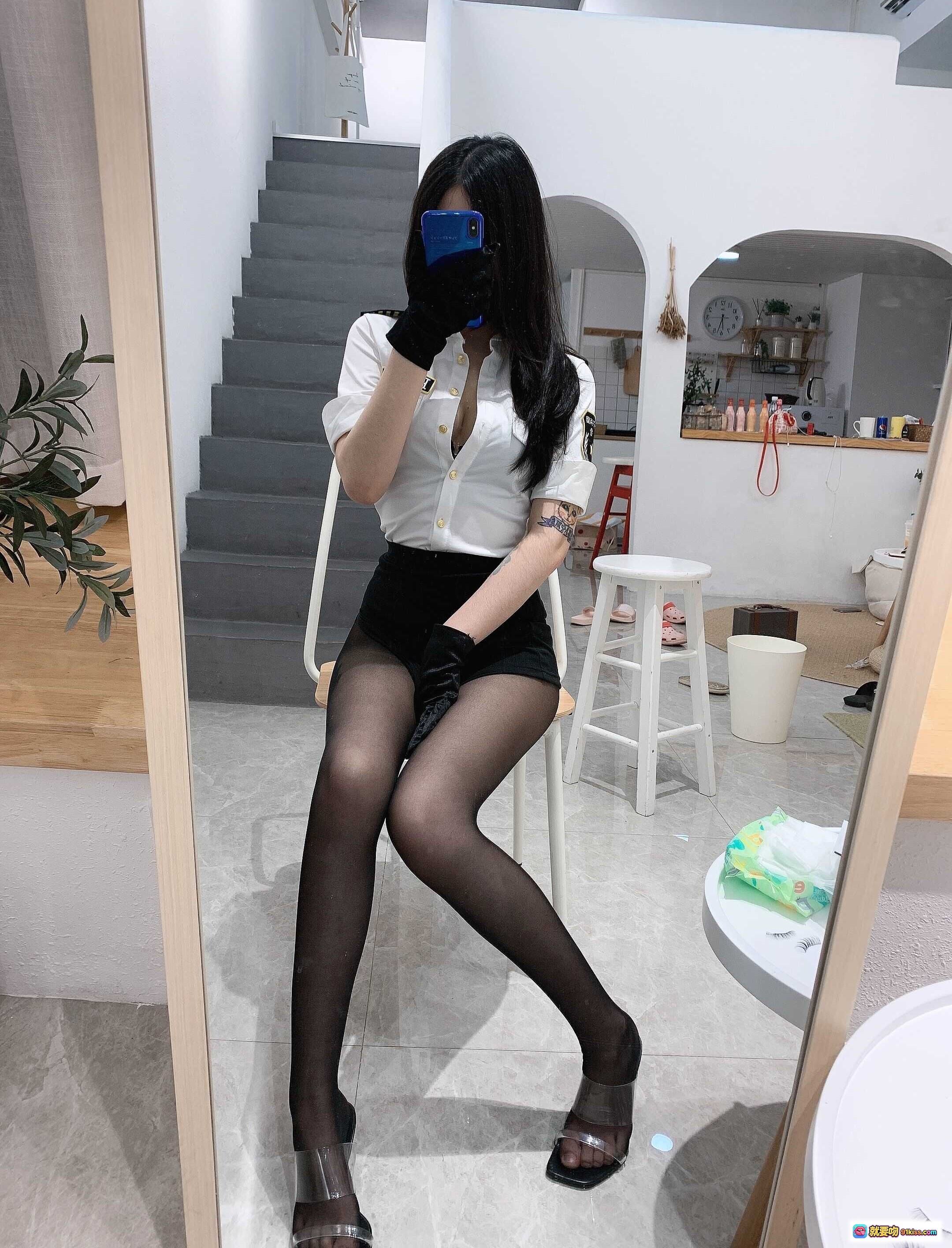 图片[3] - Vams子NO.008女警cos写真｜黑丝美腿纹身手套高跟镜前自拍47P50MB - 就要吻
