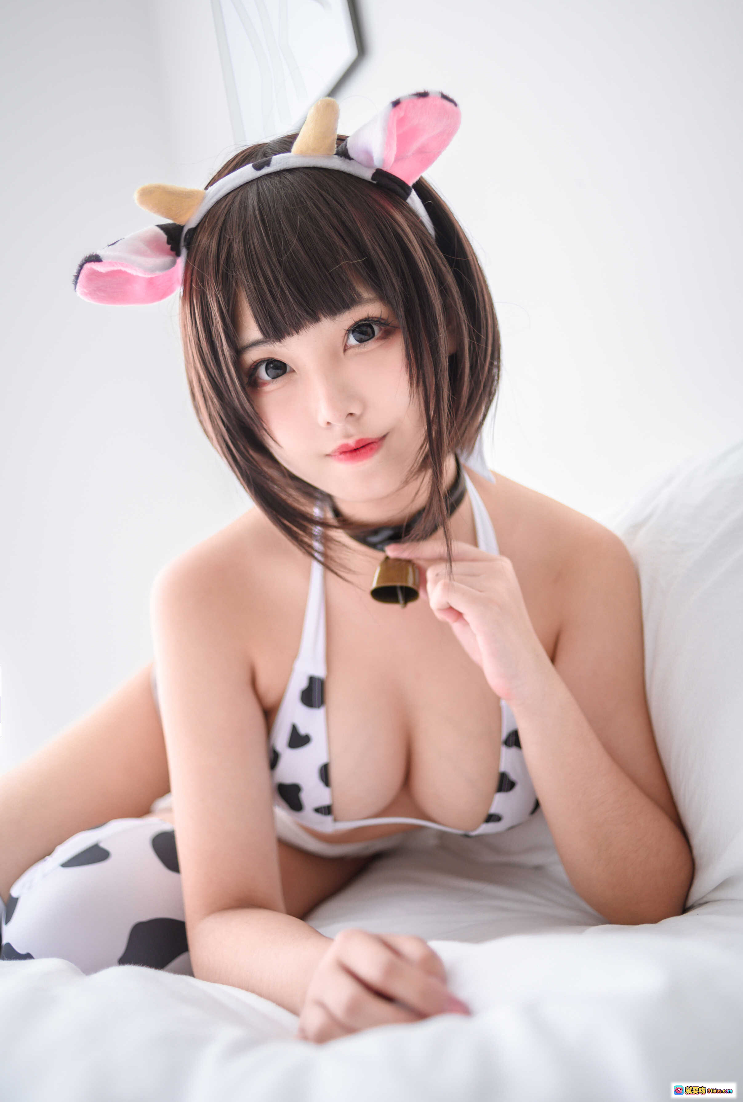 蜜汁猫裘NO.024小奶牛cos写真｜可爱牛角发箍+黑白斑点比基尼+铃铛项圈｜32P高清图集 - 就要吻