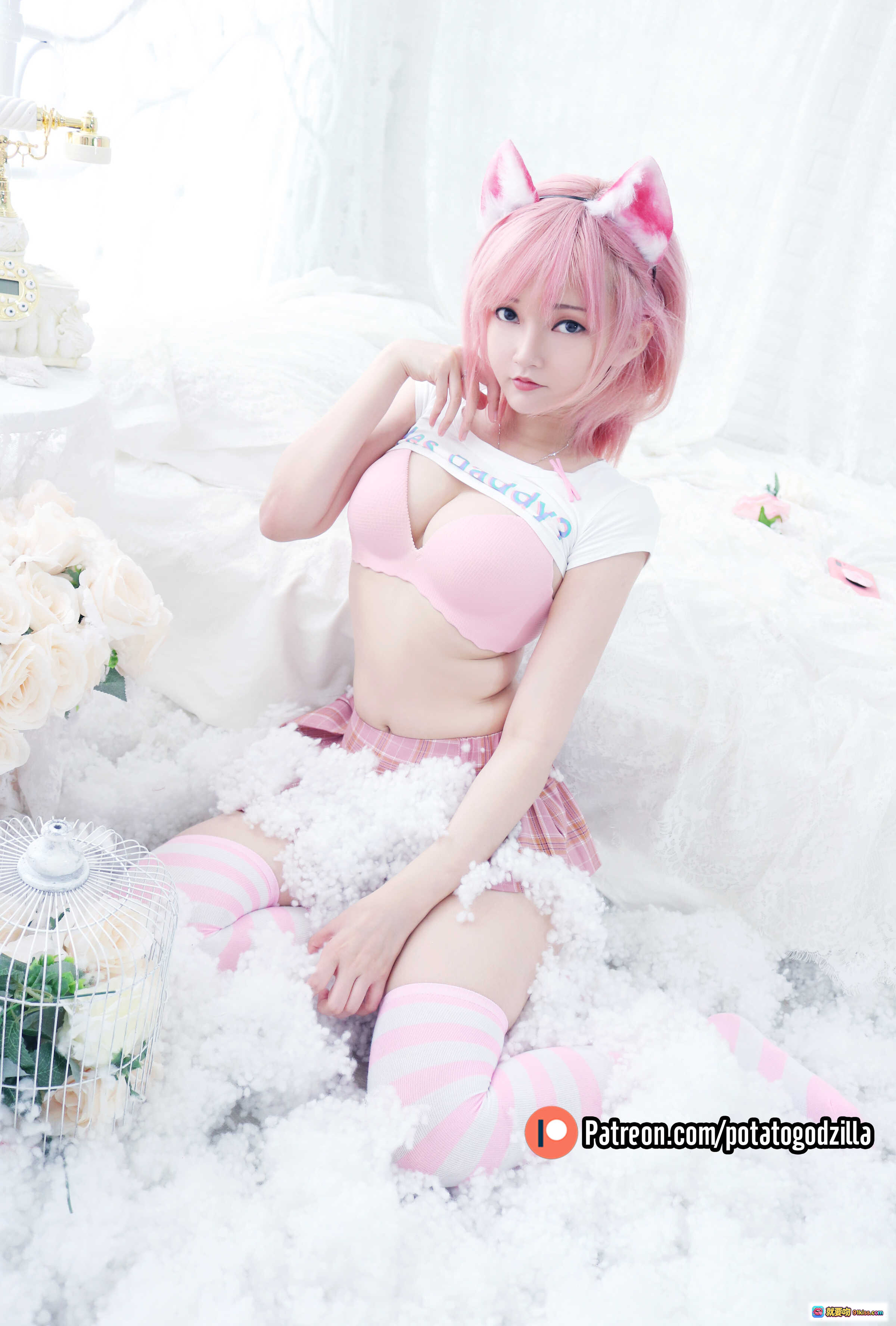 图片[1] - Potato Godzilla NO.020 粉色猫耳少女写真 | 粉色内衣+条纹长袜+蓬松白毯 | 36P高清美图 - 就要吻