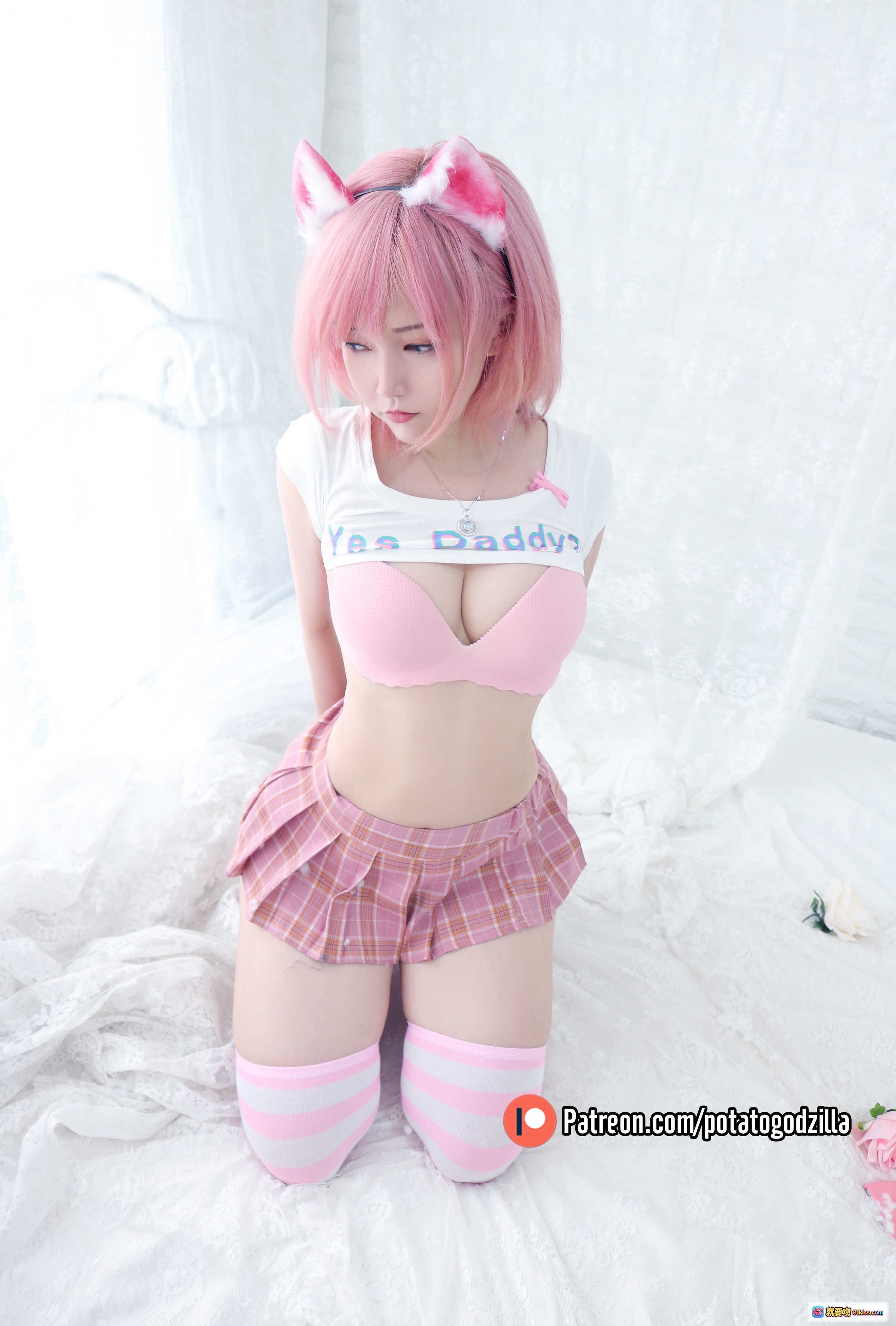 图片[2] - Potato Godzilla NO.020 粉色猫耳少女写真 | 粉色内衣+条纹长袜+蓬松白毯 | 36P高清美图 - 就要吻