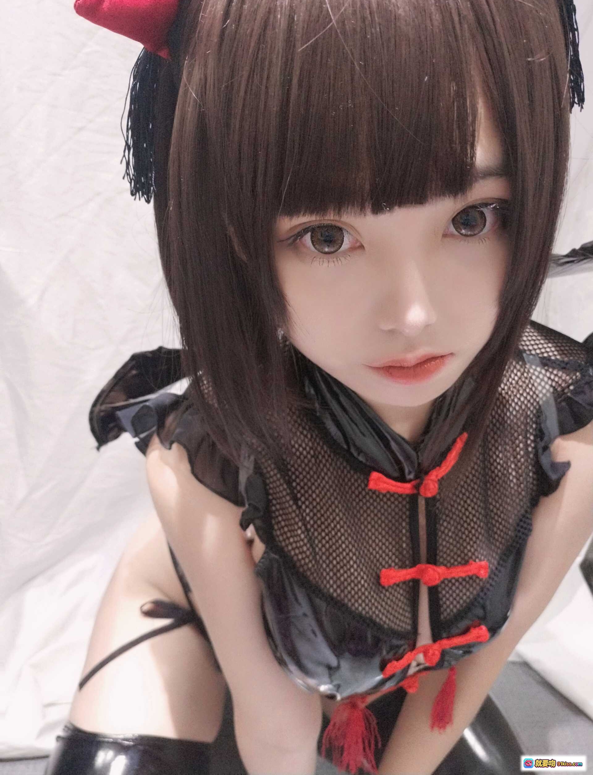 图片[9] - 蜜汁猫裘NO.023小恶魔自拍写真｜黑红国风旗袍+恶魔角+漆皮长靴+网纱透视+性感Cosplay造型 - 就要吻
