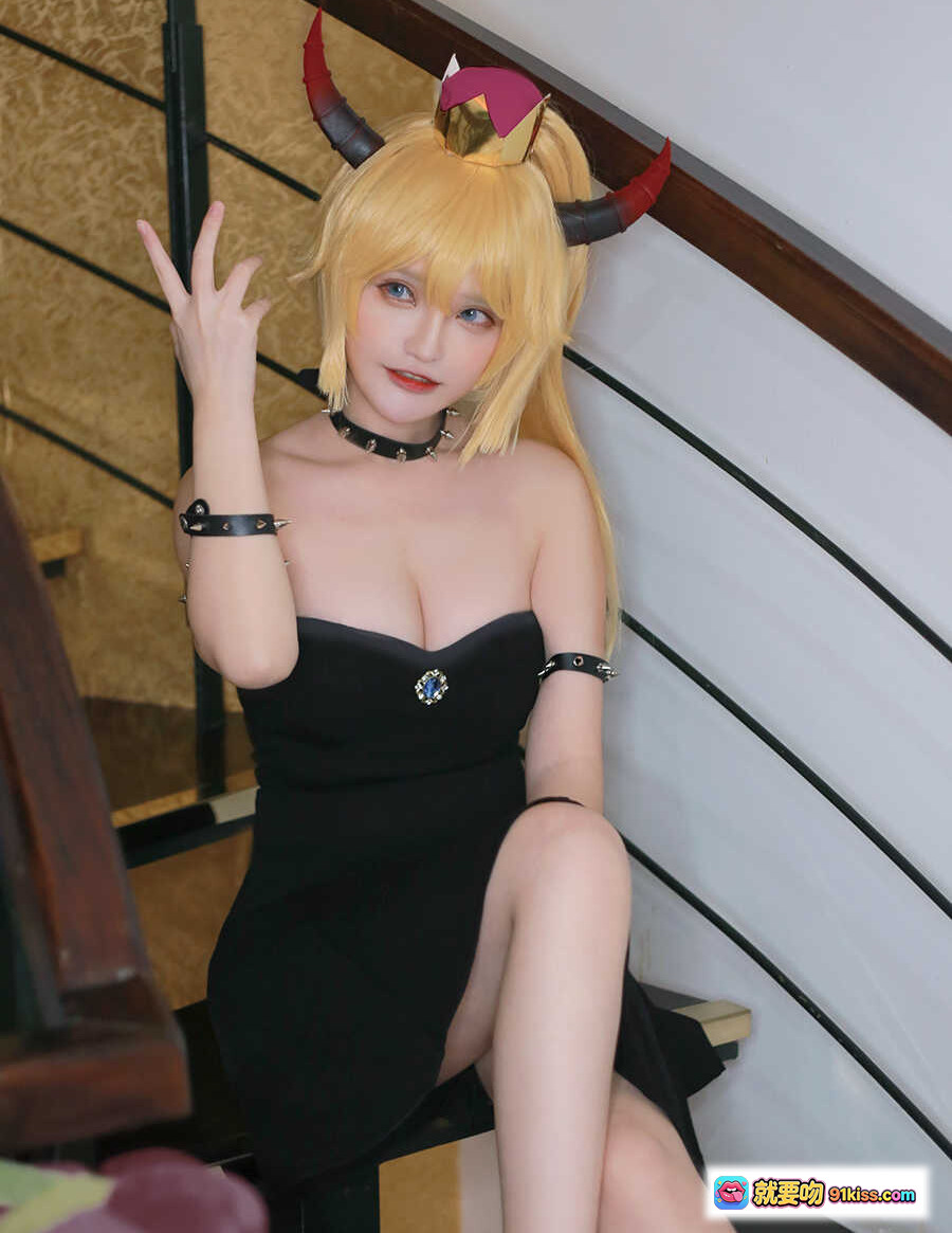 图片[2] - 千夜未来cos库巴姬 黑色抹胸礼服 金色皇冠牛角 甜酷反派女王风 马里奥手办点缀 15P高清写真 - 就要吻