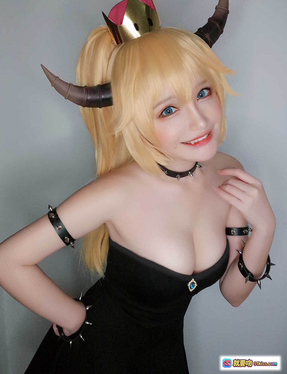 图片[9] - 千夜未来cos库巴姬 黑色抹胸礼服 金色皇冠牛角 甜酷反派女王风 马里奥手办点缀 15P高清写真 - 就要吻
