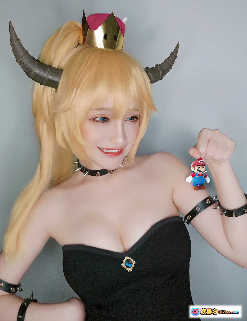 图片[1] - 千夜未来cos库巴姬 黑色抹胸礼服 金色皇冠牛角 甜酷反派女王风 马里奥手办点缀 15P高清写真 - 就要吻