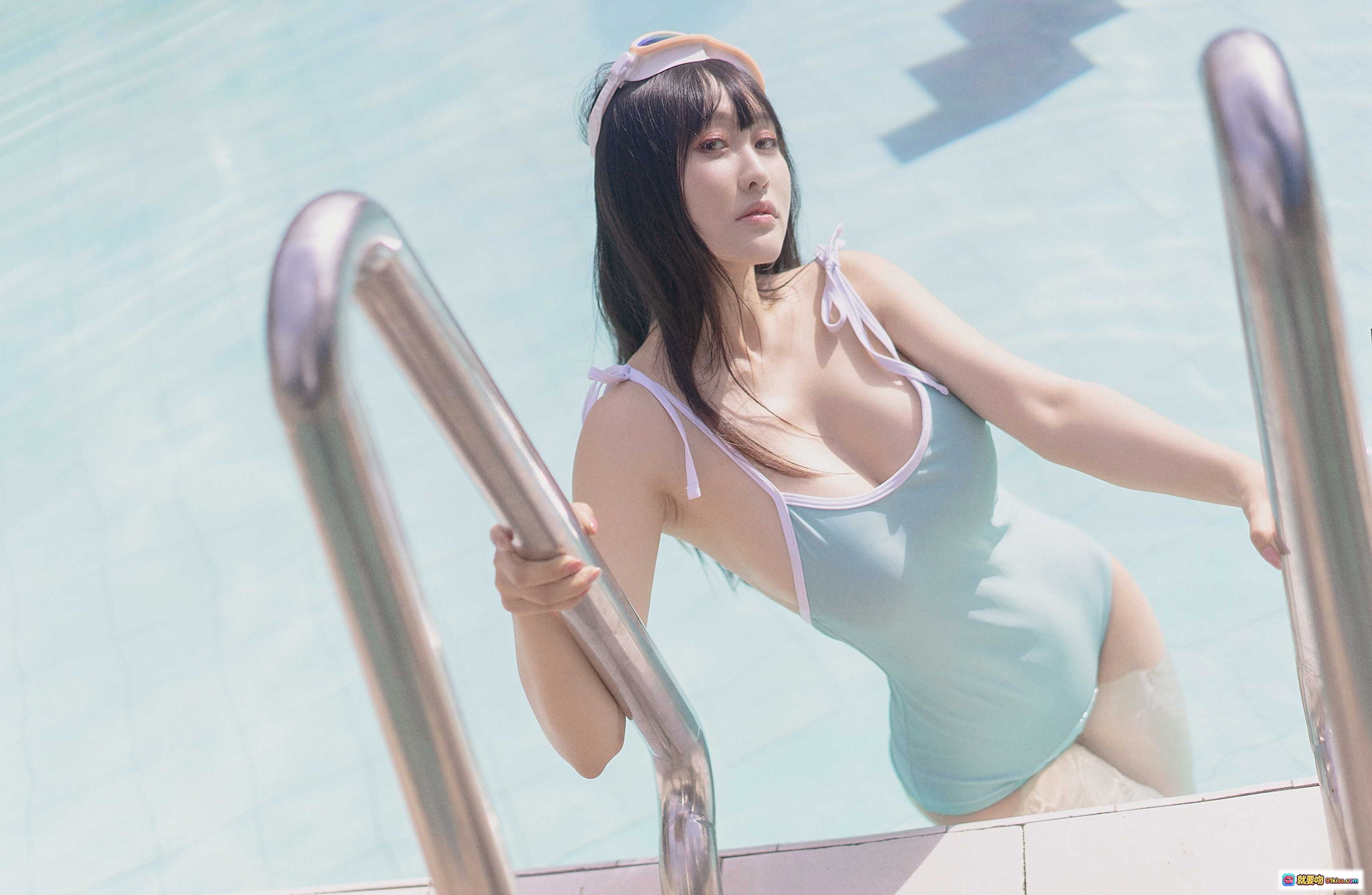 图片[4] - 脱尾巴Mizuki NO.009泳池写真｜浅蓝泳衣湿身美腿特写｜阳光水珠肌肤诱惑｜高清40P无视频 - 就要吻