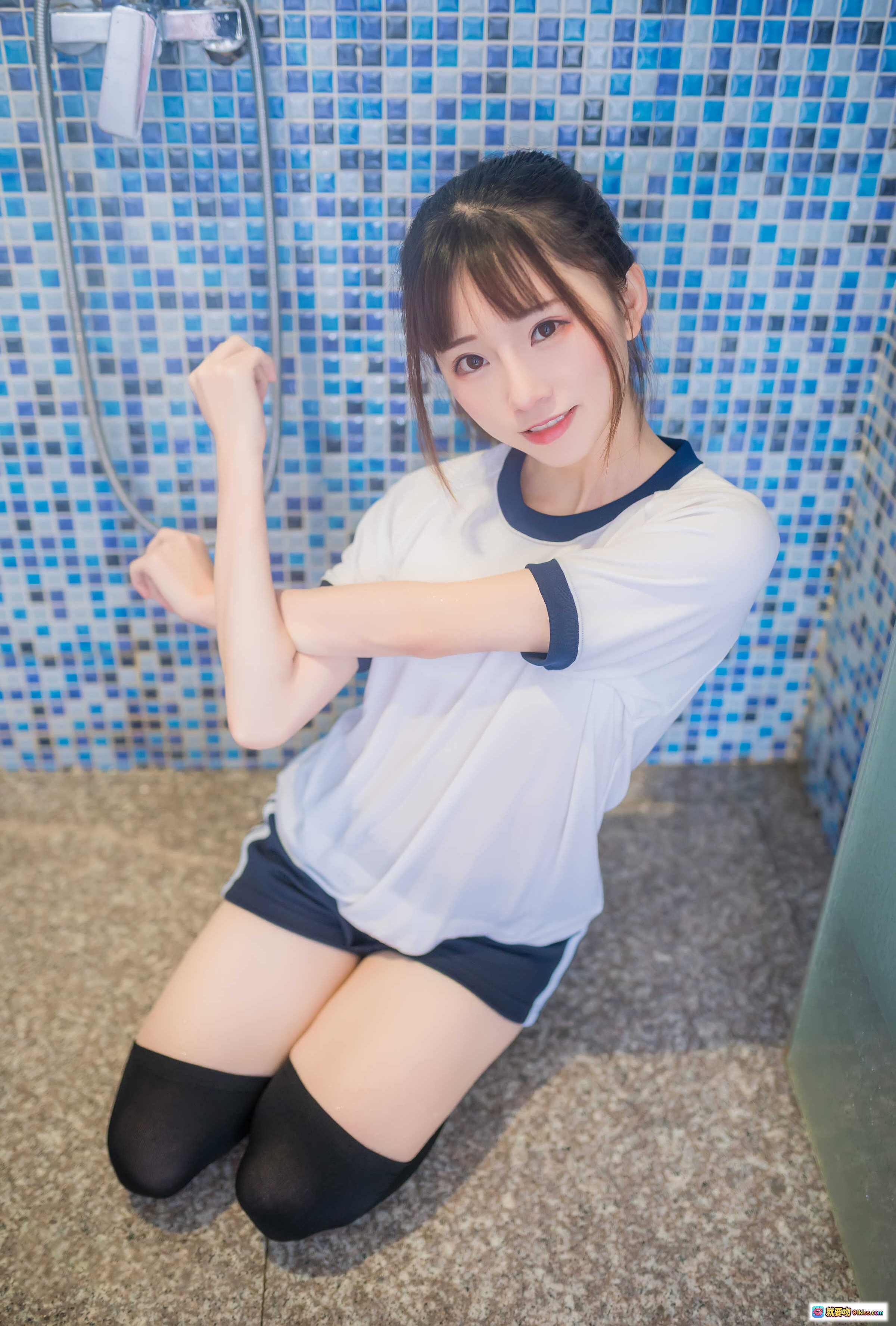图片[5] - Kitaro绮太郎NO.036湿身体操服写真 45P高清蓝瓷砖浴室黑丝淋浴场景少女美腿特写 - 就要吻