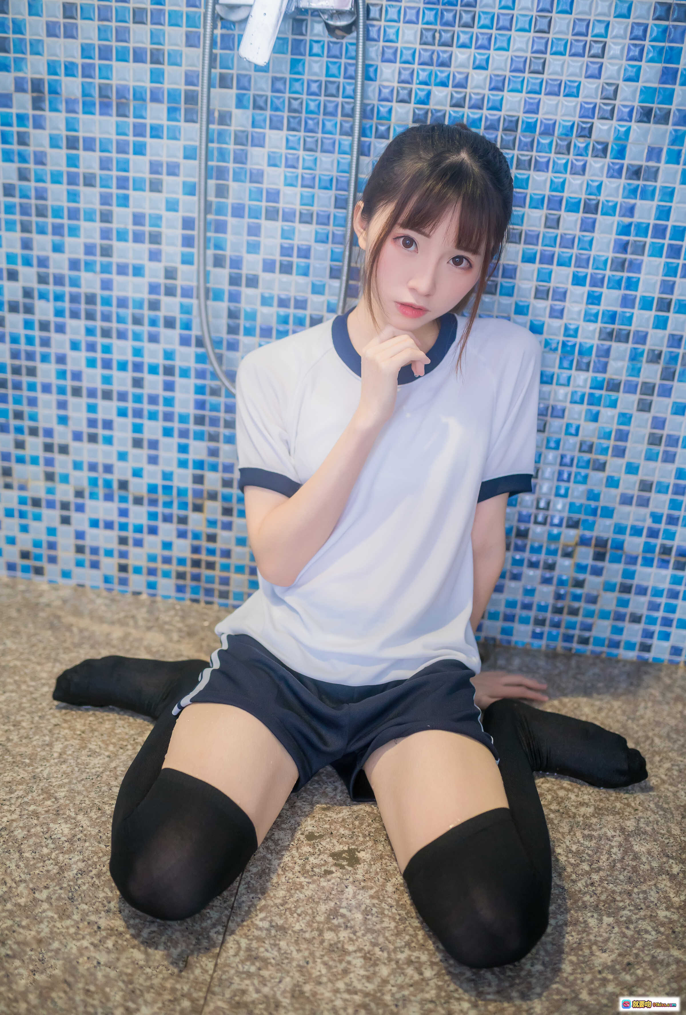 图片[6] - Kitaro绮太郎NO.036湿身体操服写真 45P高清蓝瓷砖浴室黑丝淋浴场景少女美腿特写 - 就要吻