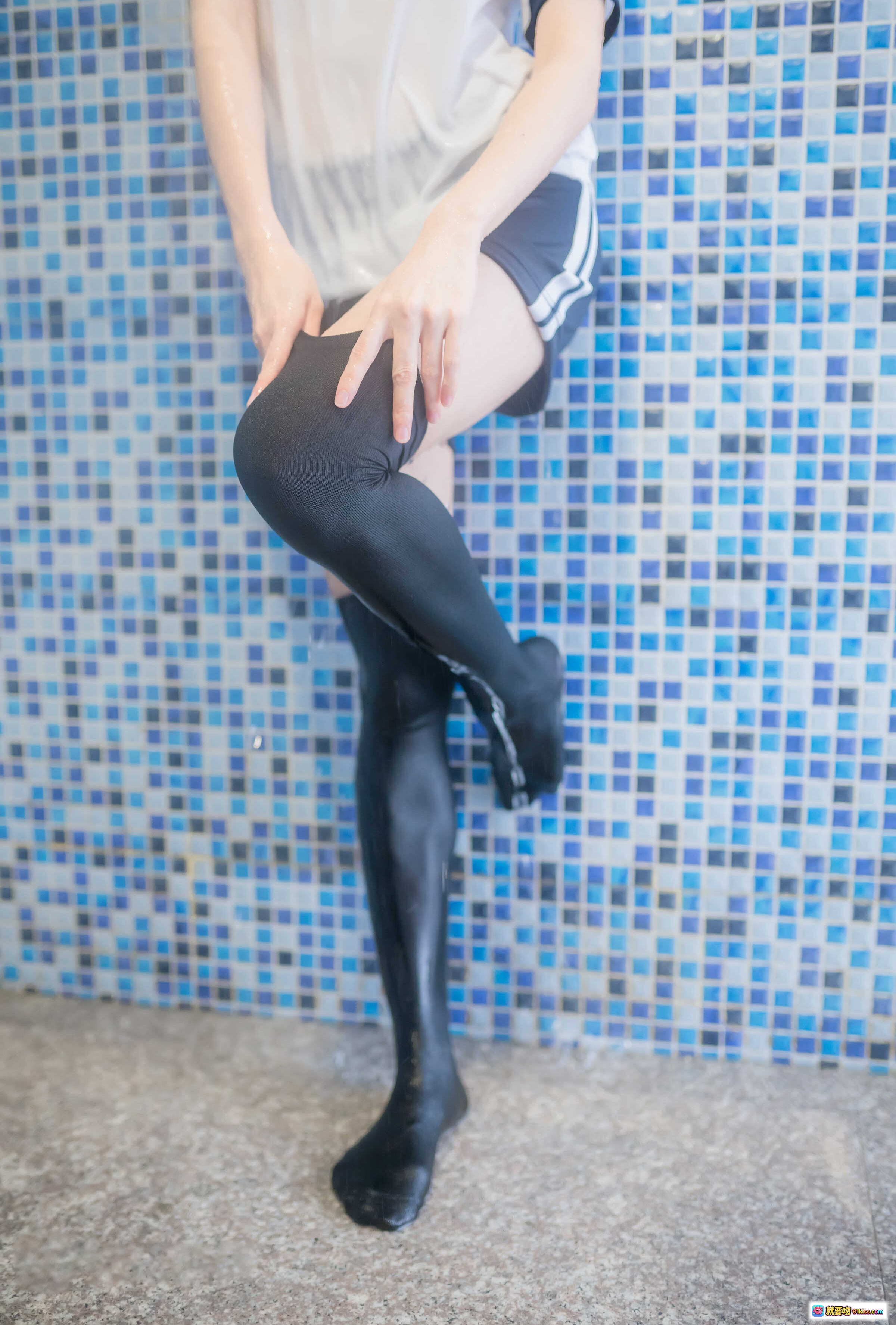 图片[8] - Kitaro绮太郎NO.036湿身体操服写真 45P高清蓝瓷砖浴室黑丝淋浴场景少女美腿特写 - 就要吻