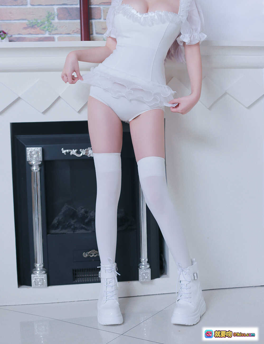 图片[5] - 千夜未来NO.011幽灵姬Cosplay写真 白发皇冠少女 白色蕾丝裙+过膝袜+厚底靴 室内壁炉场景 21P高清图集 - 就要吻