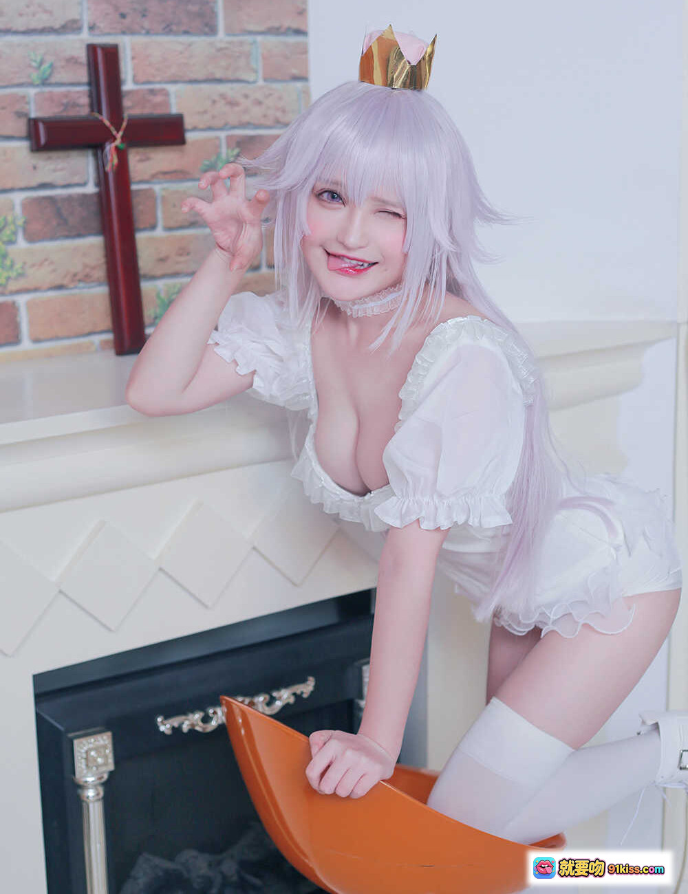 图片[4] - 千夜未来NO.011幽灵姬Cosplay写真 白发皇冠少女 白色蕾丝裙+过膝袜+厚底靴 室内壁炉场景 21P高清图集 - 就要吻