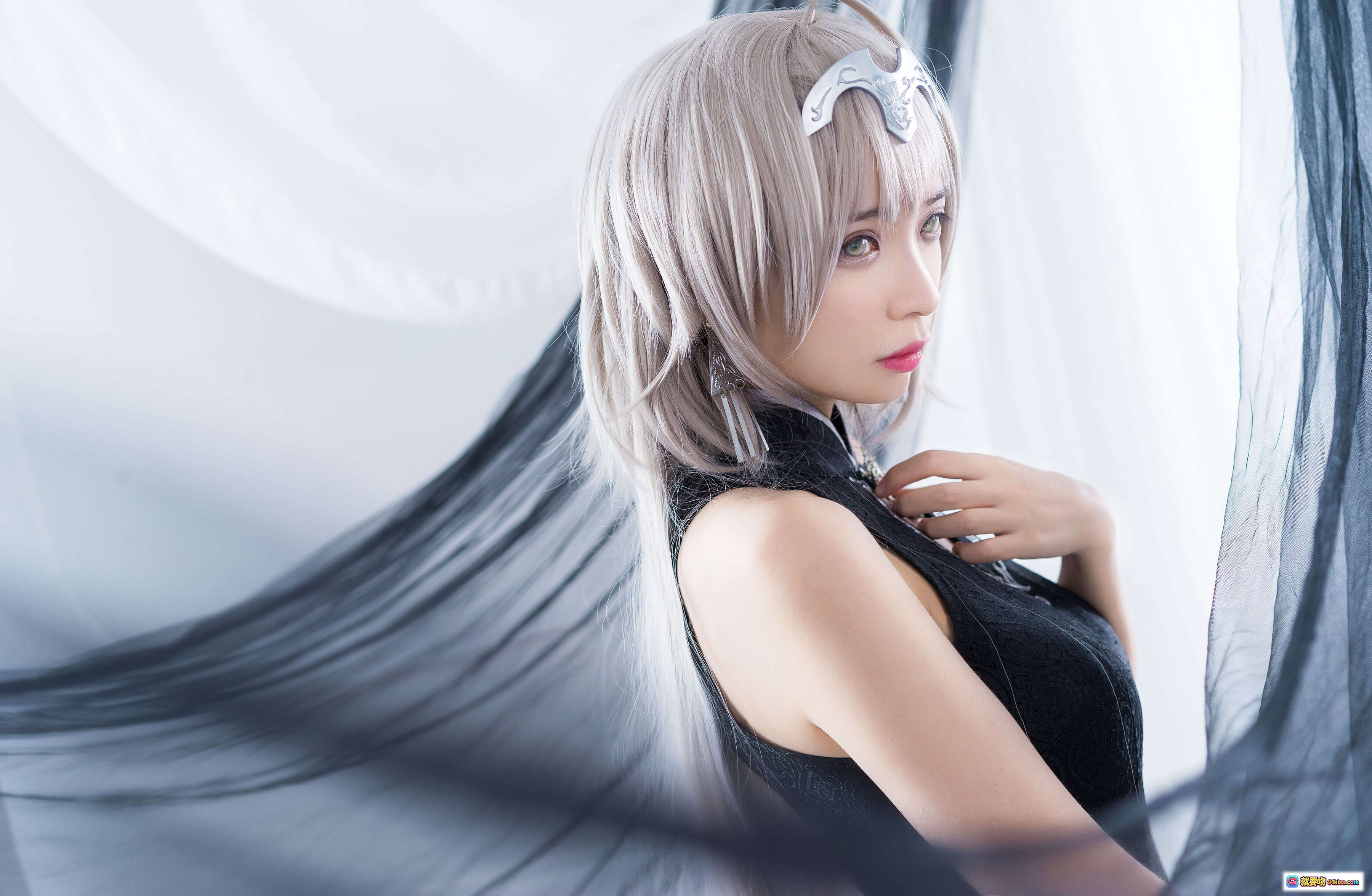 图片[1] - 疯猫ss NO.008 黑骑士 Cosplay 美女 银发 冷艳妆容 黑色紧身衣 头饰飘纱 气质写真 16P高清图集 - 就要吻