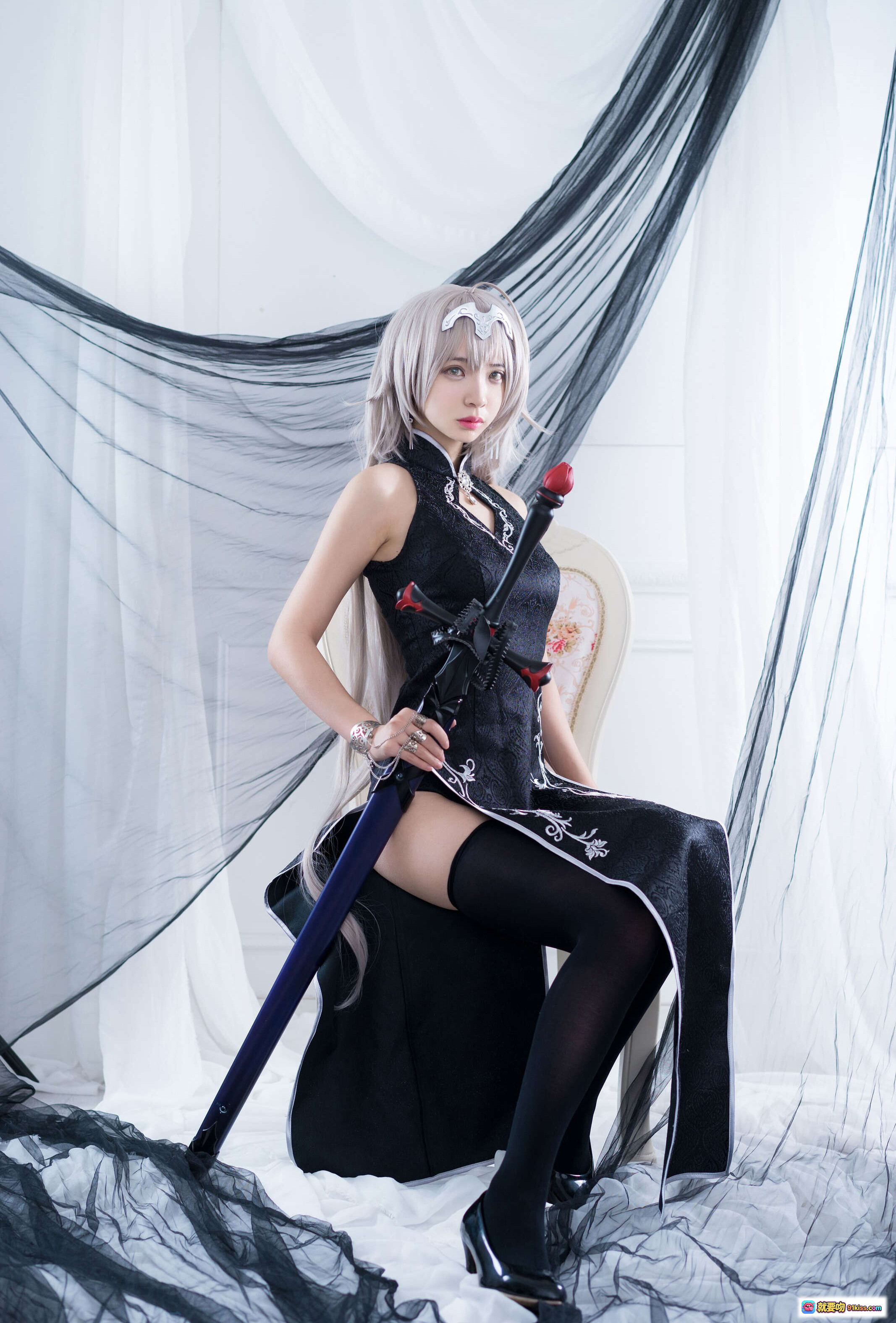 图片[6] - 疯猫ss NO.008 黑骑士 Cosplay 美女 银发 冷艳妆容 黑色紧身衣 头饰飘纱 气质写真 16P高清图集 - 就要吻