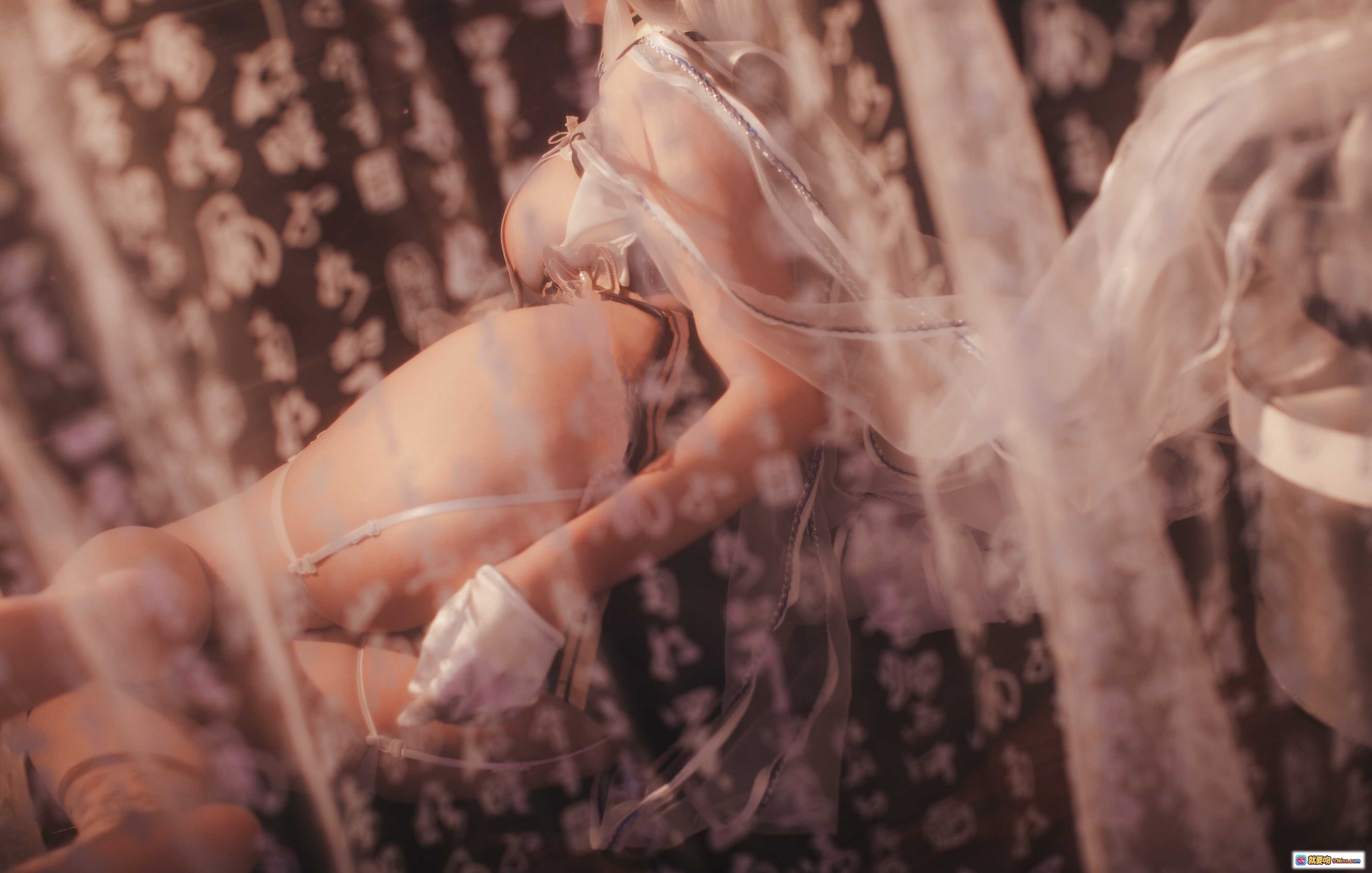 图片[2] - 阿薰kaOri NO.009 碧蓝天狼星Cosplay写真 41P高清美图 白色蕾丝内衣 黑金制服 优雅跪姿 木质地板暖光氛围 - 就要吻