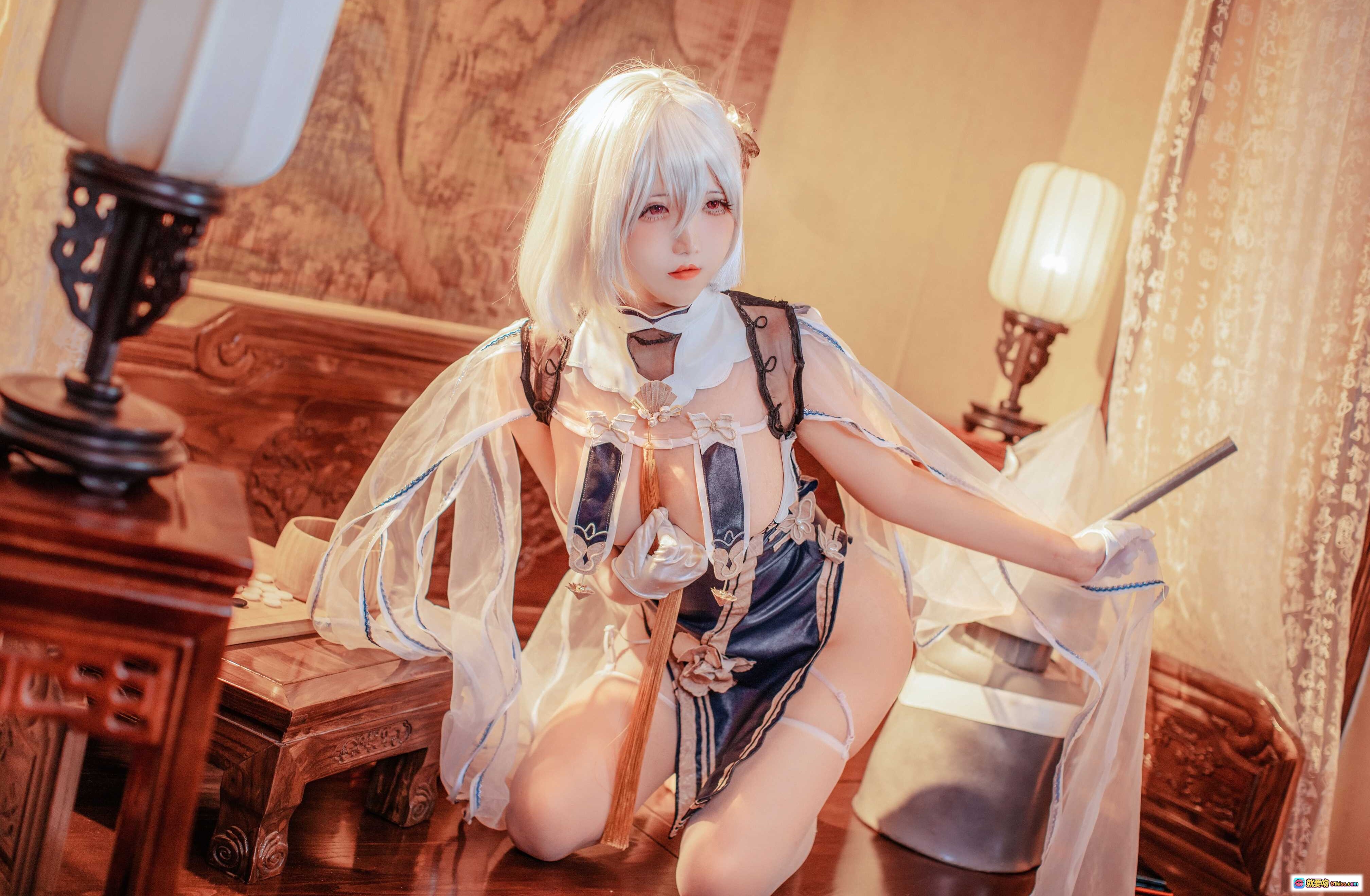 图片[9] - 阿薰kaOri NO.009 碧蓝天狼星Cosplay写真 41P高清美图 白色蕾丝内衣 黑金制服 优雅跪姿 木质地板暖光氛围 - 就要吻