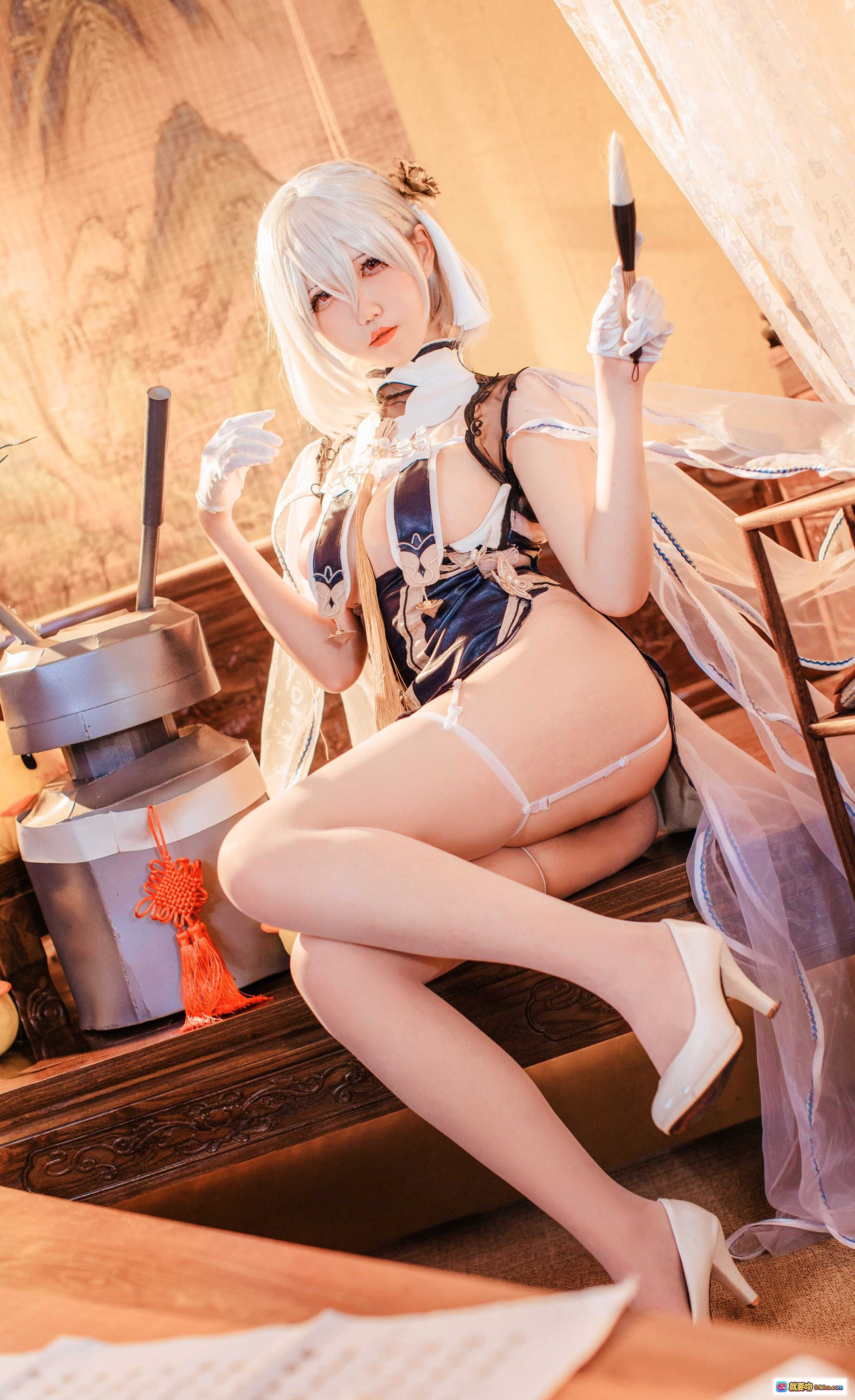 图片[8] - 阿薰kaOri NO.009 碧蓝天狼星Cosplay写真 41P高清美图 白色蕾丝内衣 黑金制服 优雅跪姿 木质地板暖光氛围 - 就要吻