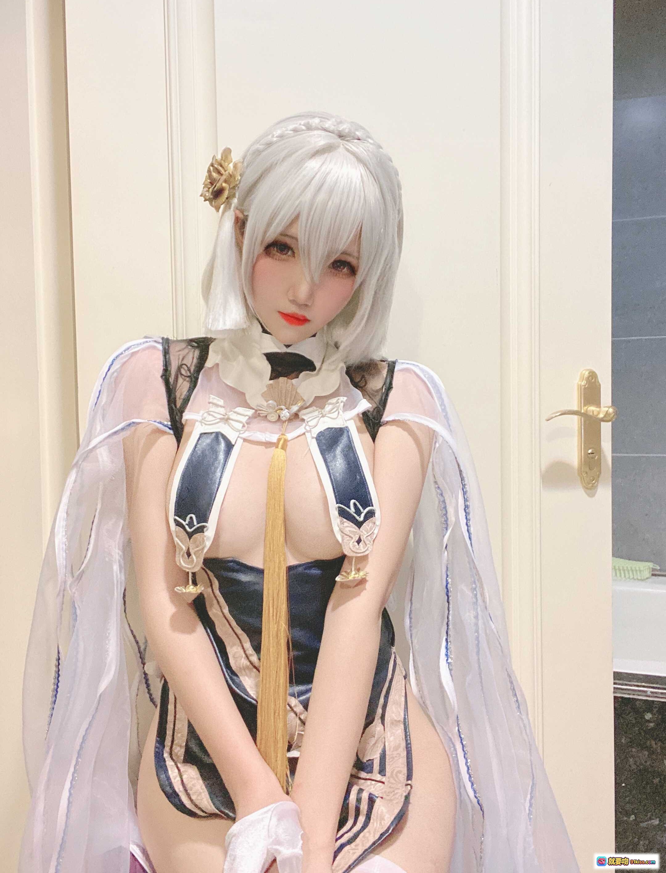 图片[5] - 阿薰kaOri NO.009 碧蓝天狼星Cosplay写真 41P高清美图 白色蕾丝内衣 黑金制服 优雅跪姿 木质地板暖光氛围 - 就要吻