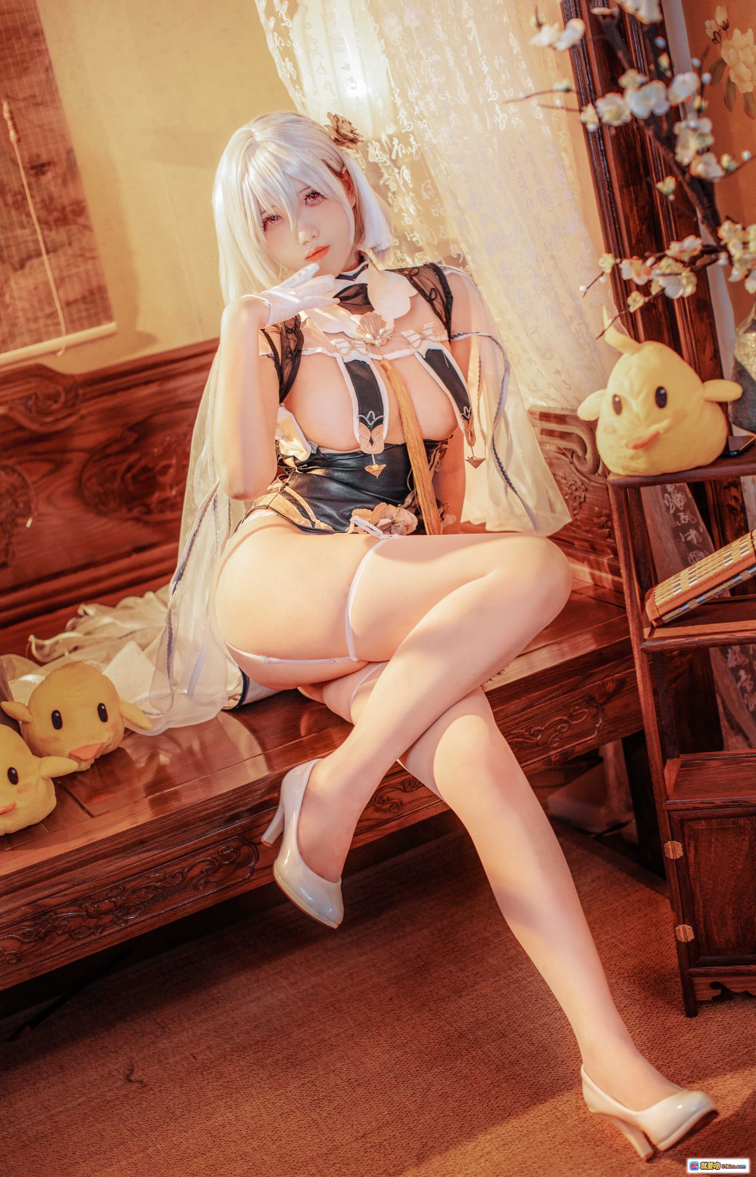图片[7] - 阿薰kaOri NO.009 碧蓝天狼星Cosplay写真 41P高清美图 白色蕾丝内衣 黑金制服 优雅跪姿 木质地板暖光氛围 - 就要吻