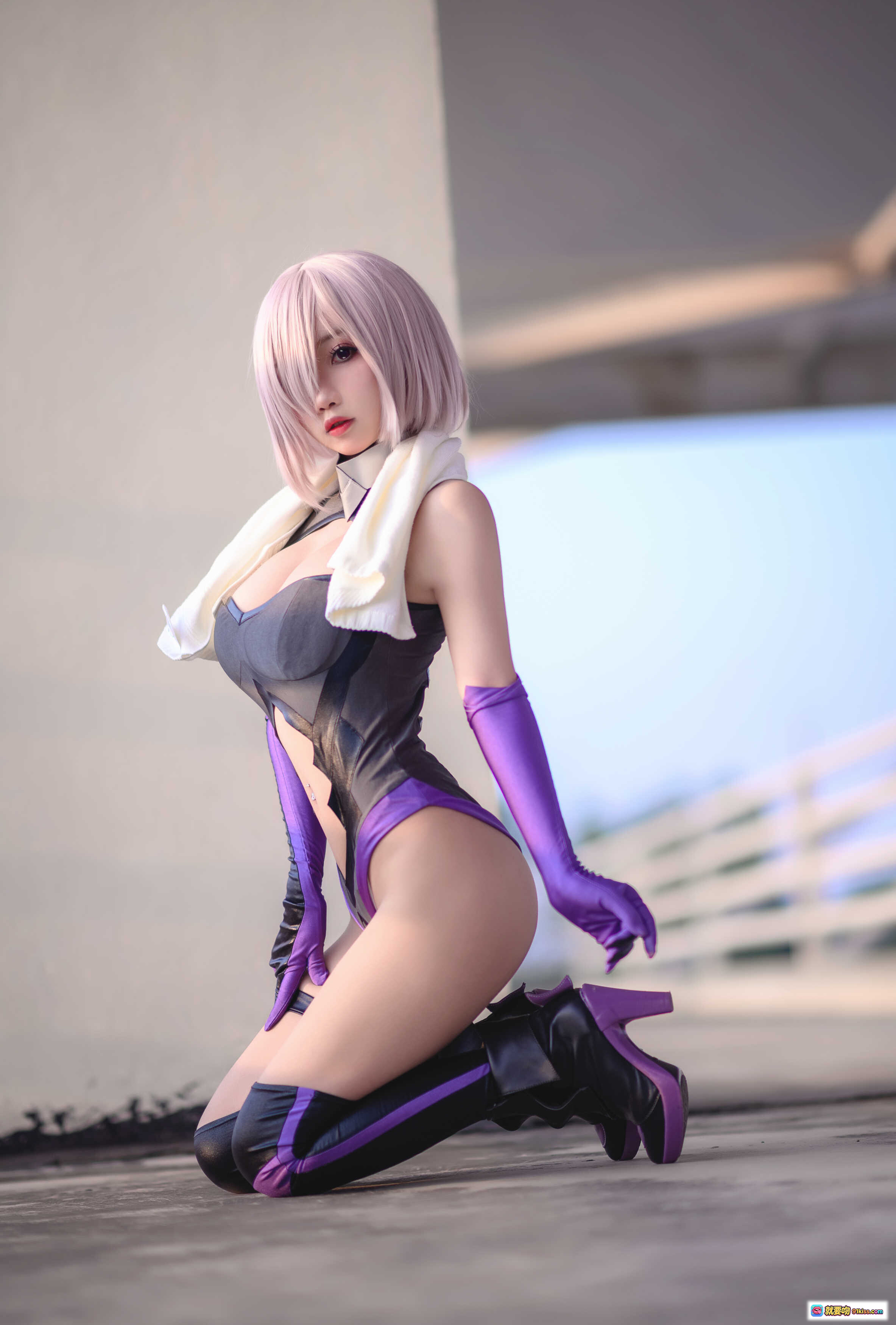 鬼畜瑶NO.020玛修·基列莱特Cosplay写真 紫发紫手套黑紫紧身衣跪姿美腿高跟靴户外拍摄 - 就要吻