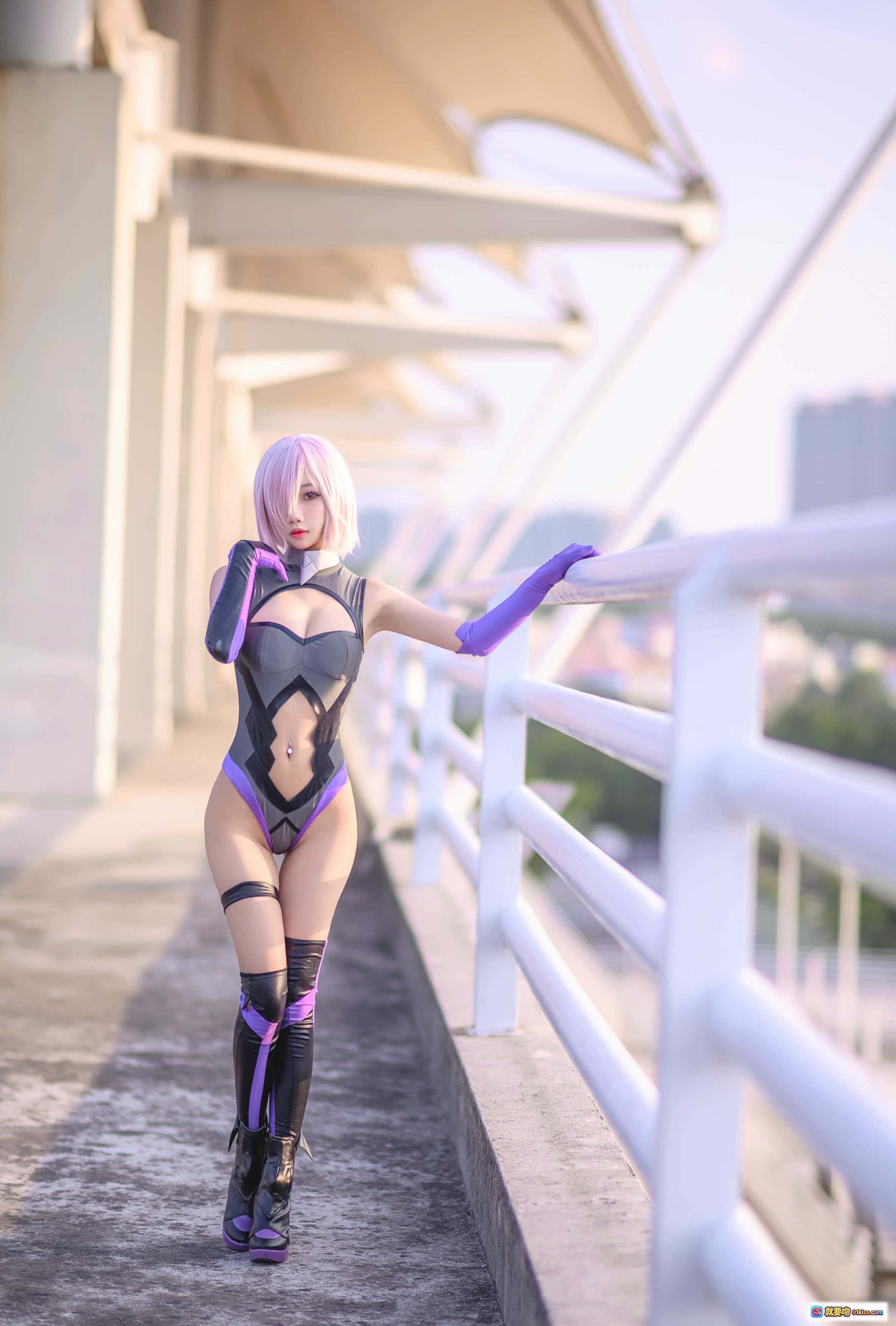 图片[4] - 鬼畜瑶NO.020玛修·基列莱特Cosplay写真 紫发紫手套黑紫紧身衣跪姿美腿高跟靴户外拍摄 - 就要吻